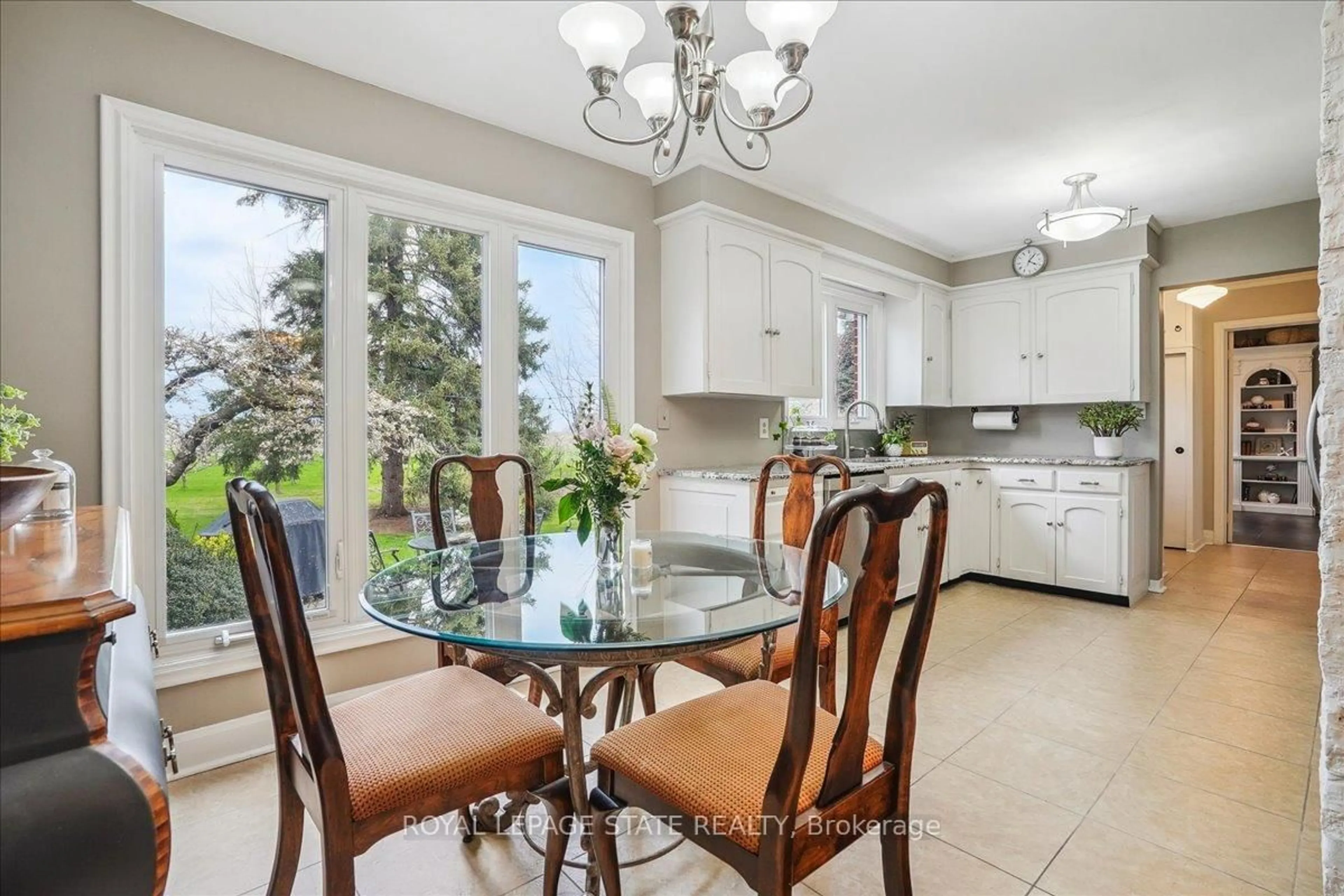 Open concept kitchen, ceramic/tile floor for 396 Main St, Grimsby Ontario L3M 1T2