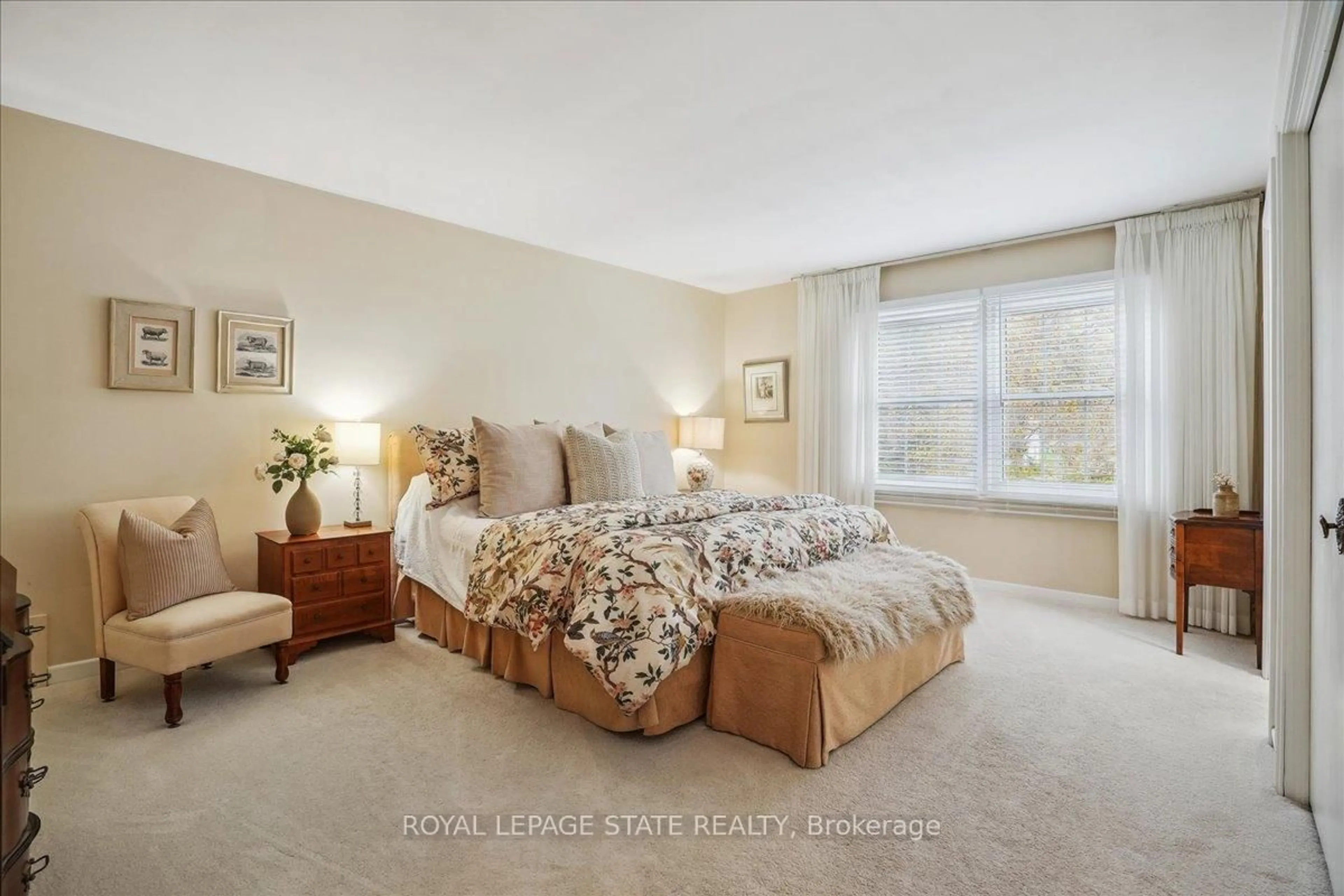 Bedroom with bed, carpet floor for 396 Main St, Grimsby Ontario L3M 1T2