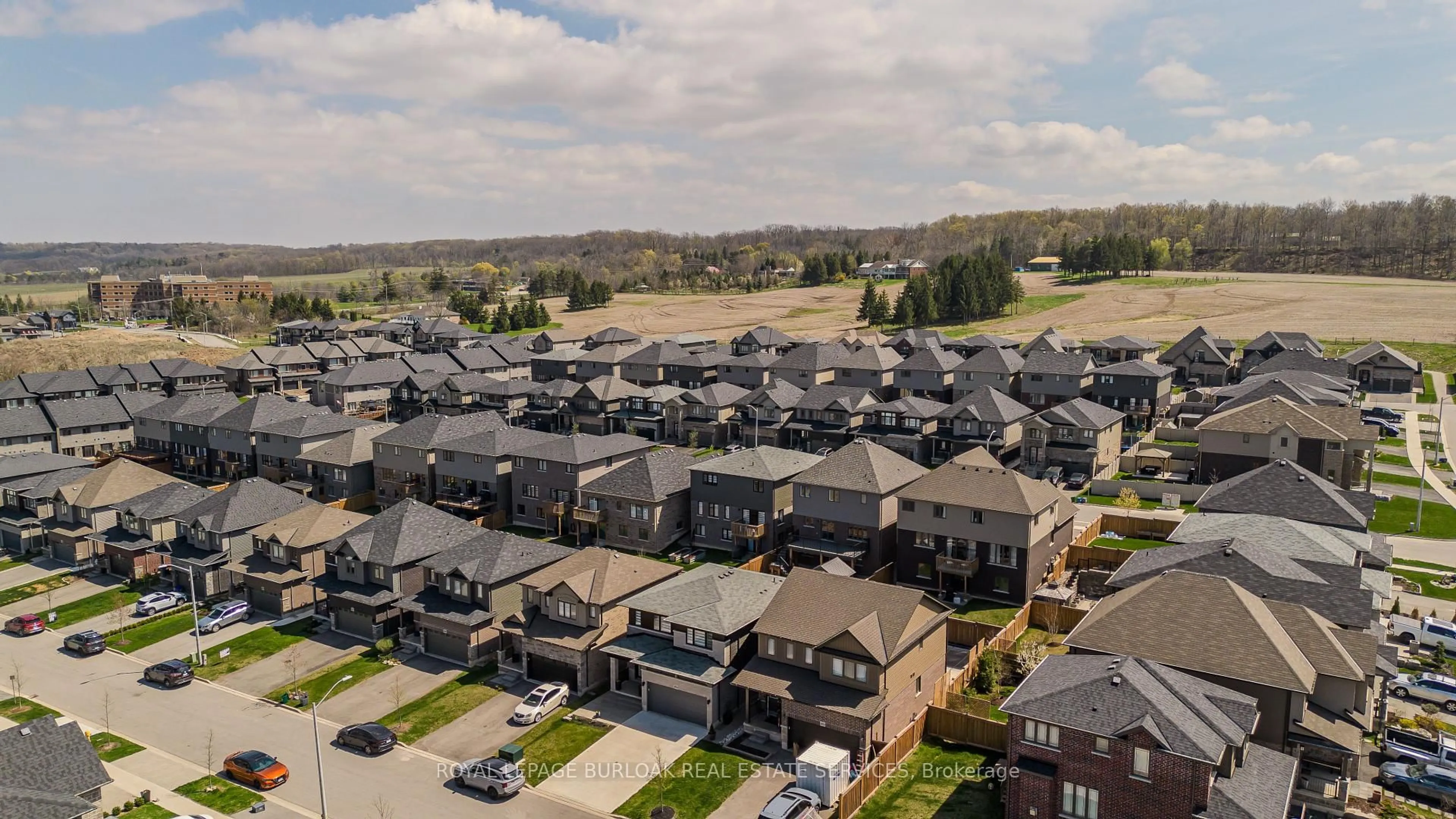 A pic from outside/outdoor area/front of a property/back of a property/a pic from drone, street for 4056 Thomas St, Lincoln Ontario L3J 0S5