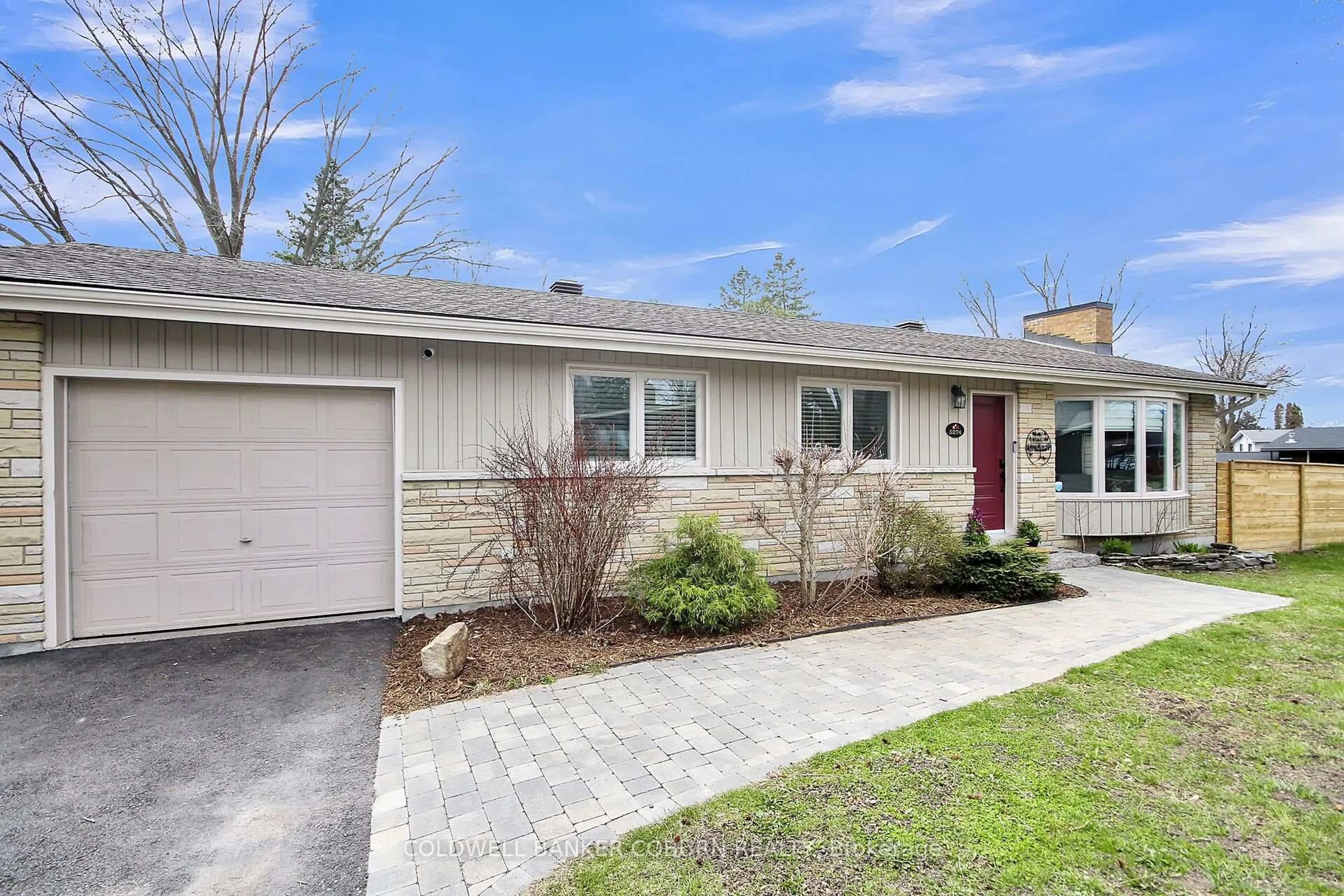 Home with vinyl exterior material, street for 5274 Driscoll Dr, Ottawa Ontario K4M 1E9