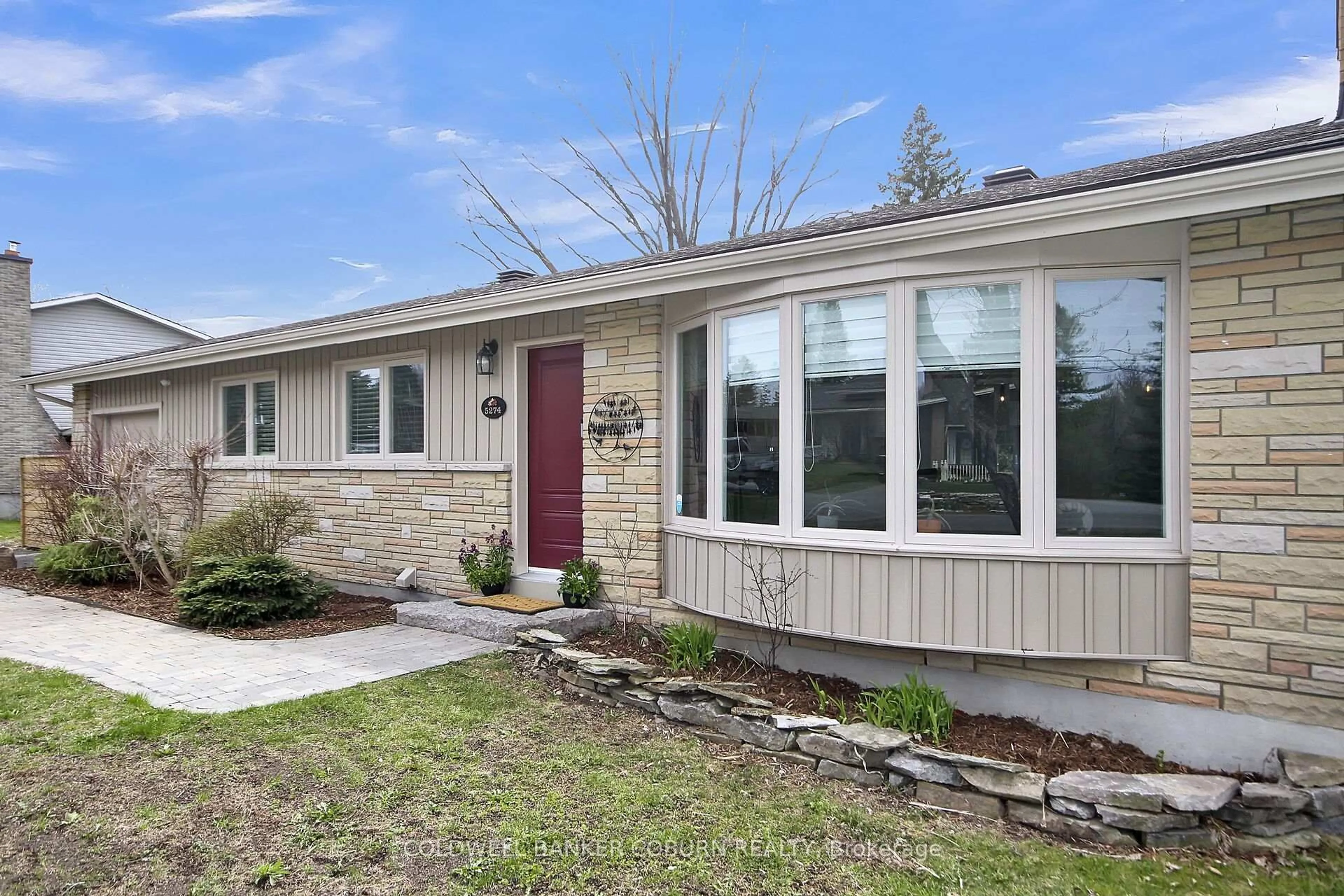 Home with vinyl exterior material, street for 5274 Driscoll Dr, Ottawa Ontario K4M 1E9