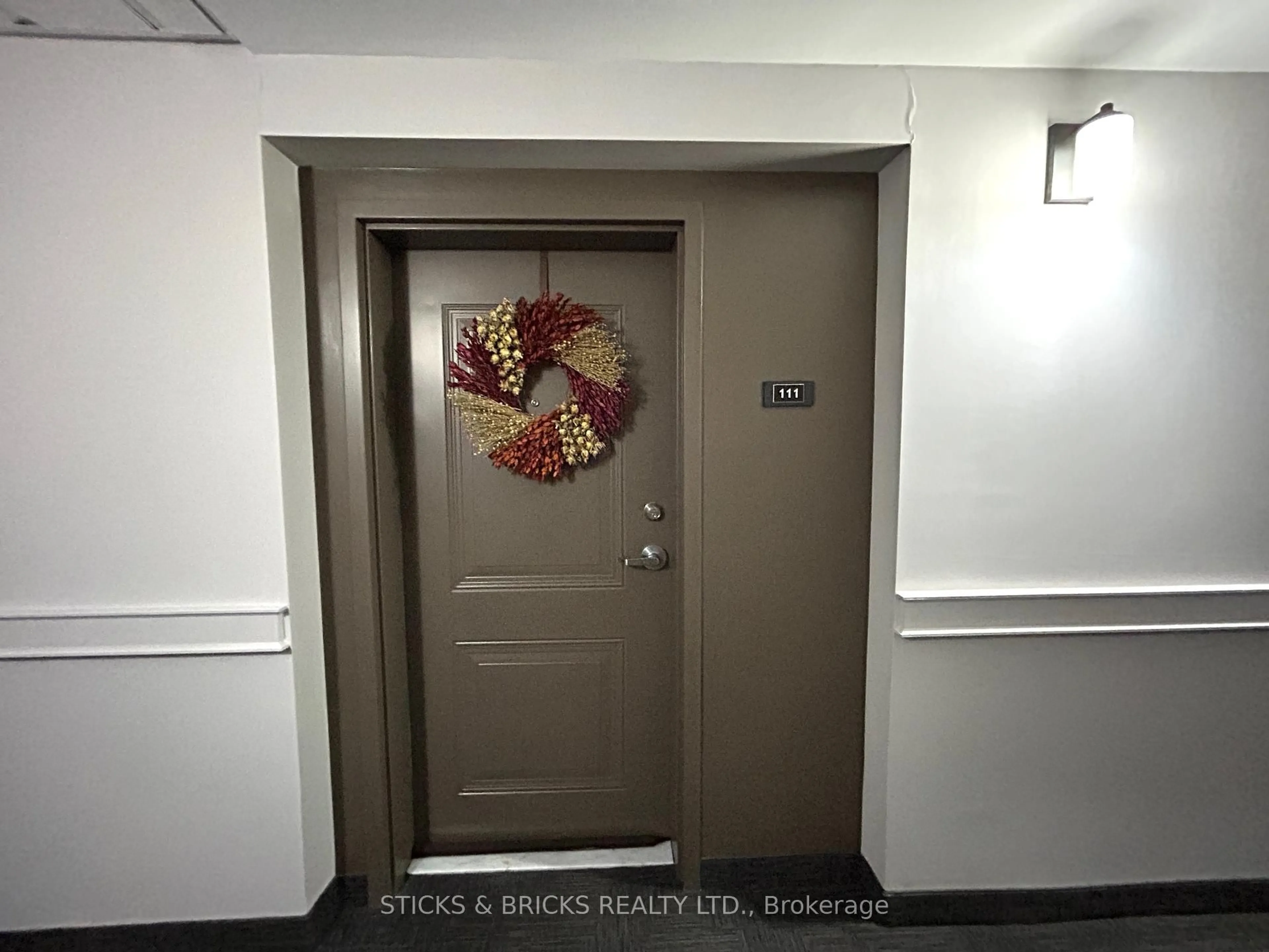 Indoor entryway for 4644 PETTIT Ave #111, Niagara Falls Ontario L2E 0B4