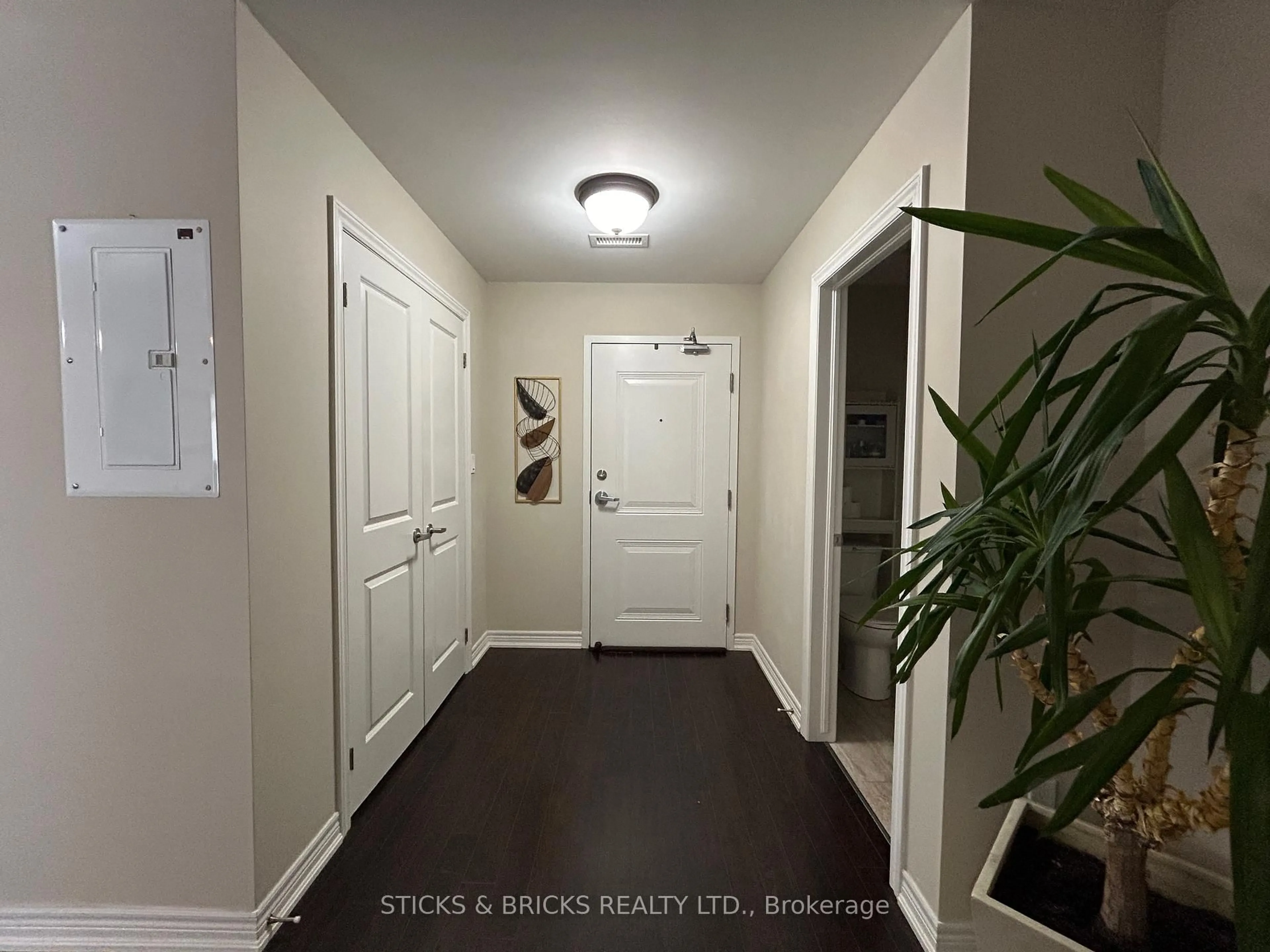 Indoor entryway for 4644 PETTIT Ave #111, Niagara Falls Ontario L2E 0B4