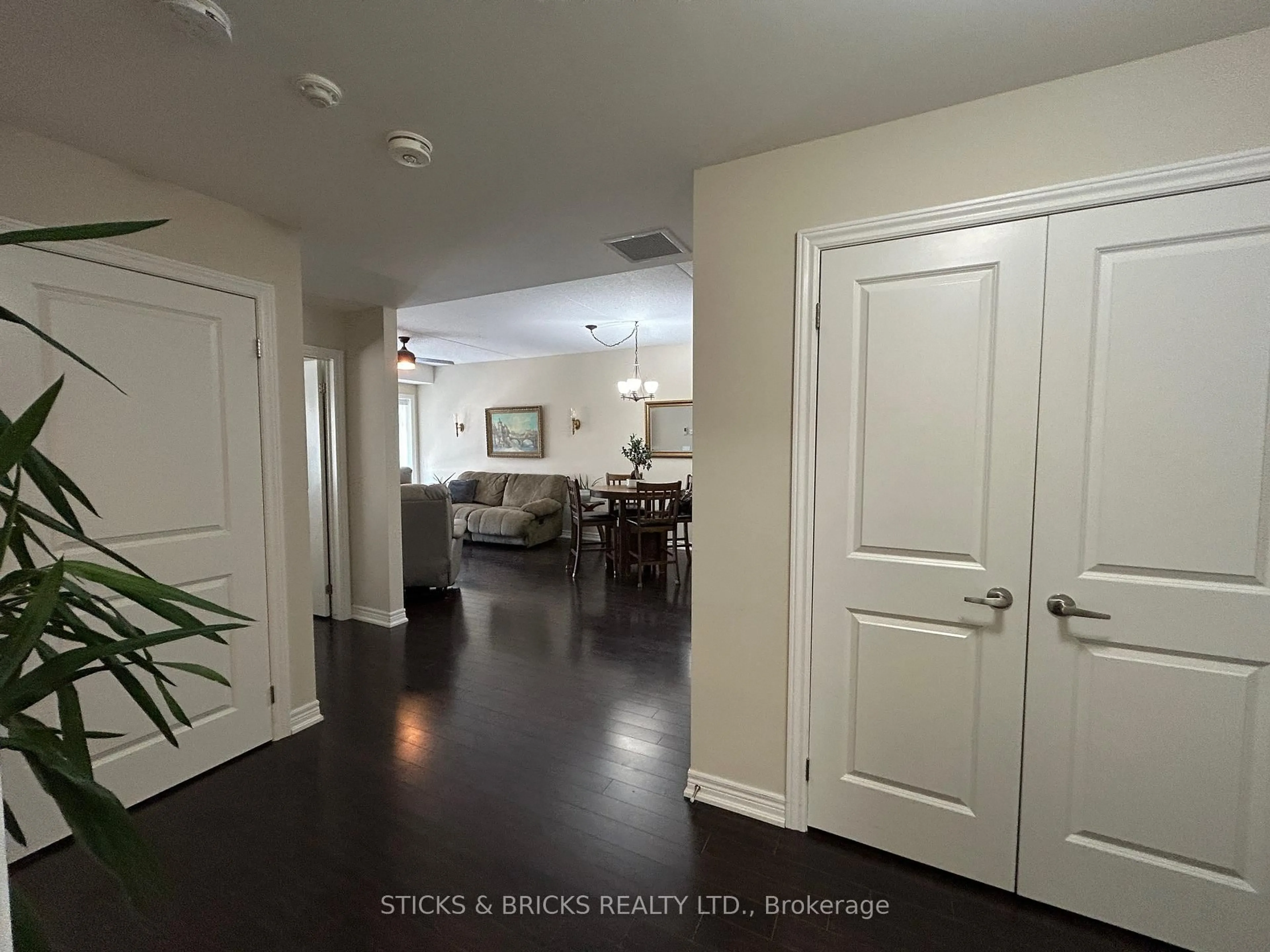 Indoor entryway for 4644 PETTIT Ave #111, Niagara Falls Ontario L2E 0B4