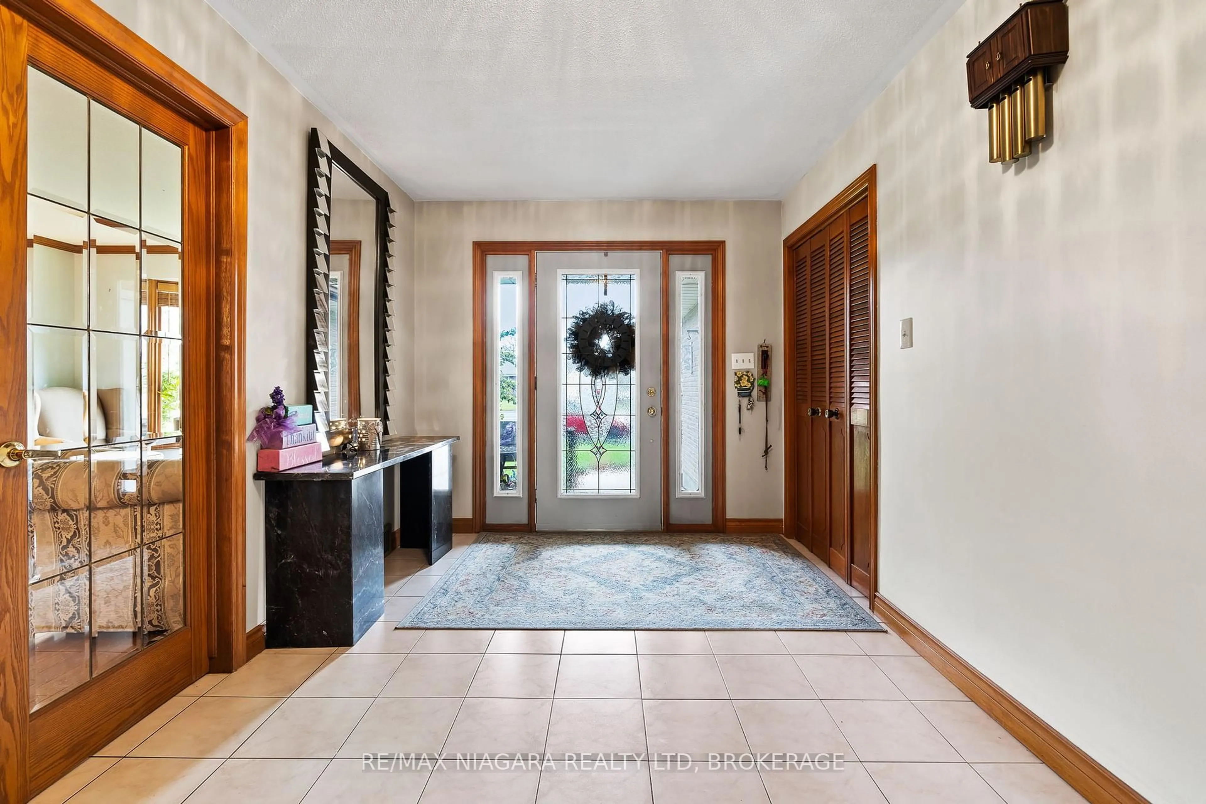 Indoor entryway for 231 West Side Rd, Port Colborne Ontario L3K 5L1