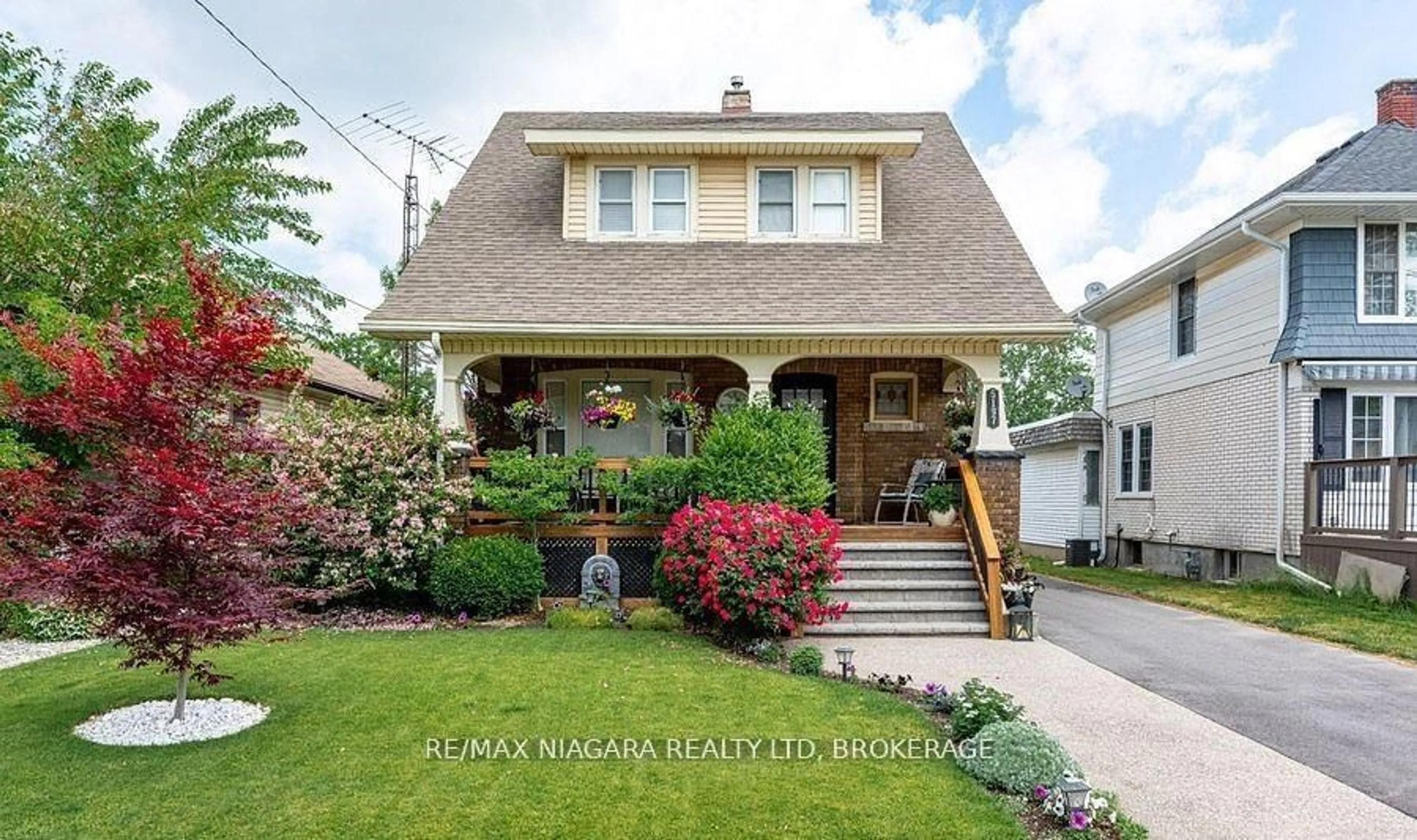 Home with vinyl exterior material, street for 5197 Jepson St, Niagara Falls Ontario L2E 1K9