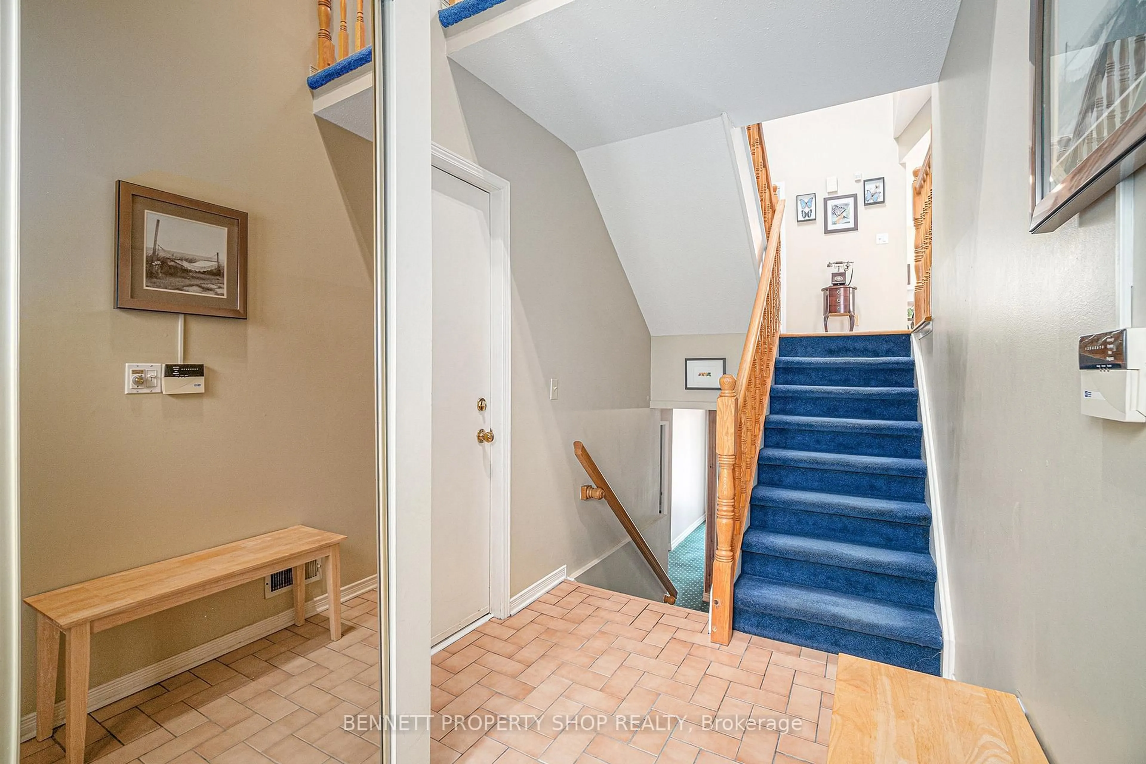 Indoor foyer for 22 Gesner Crt, Ottawa Ontario K2L 3K1