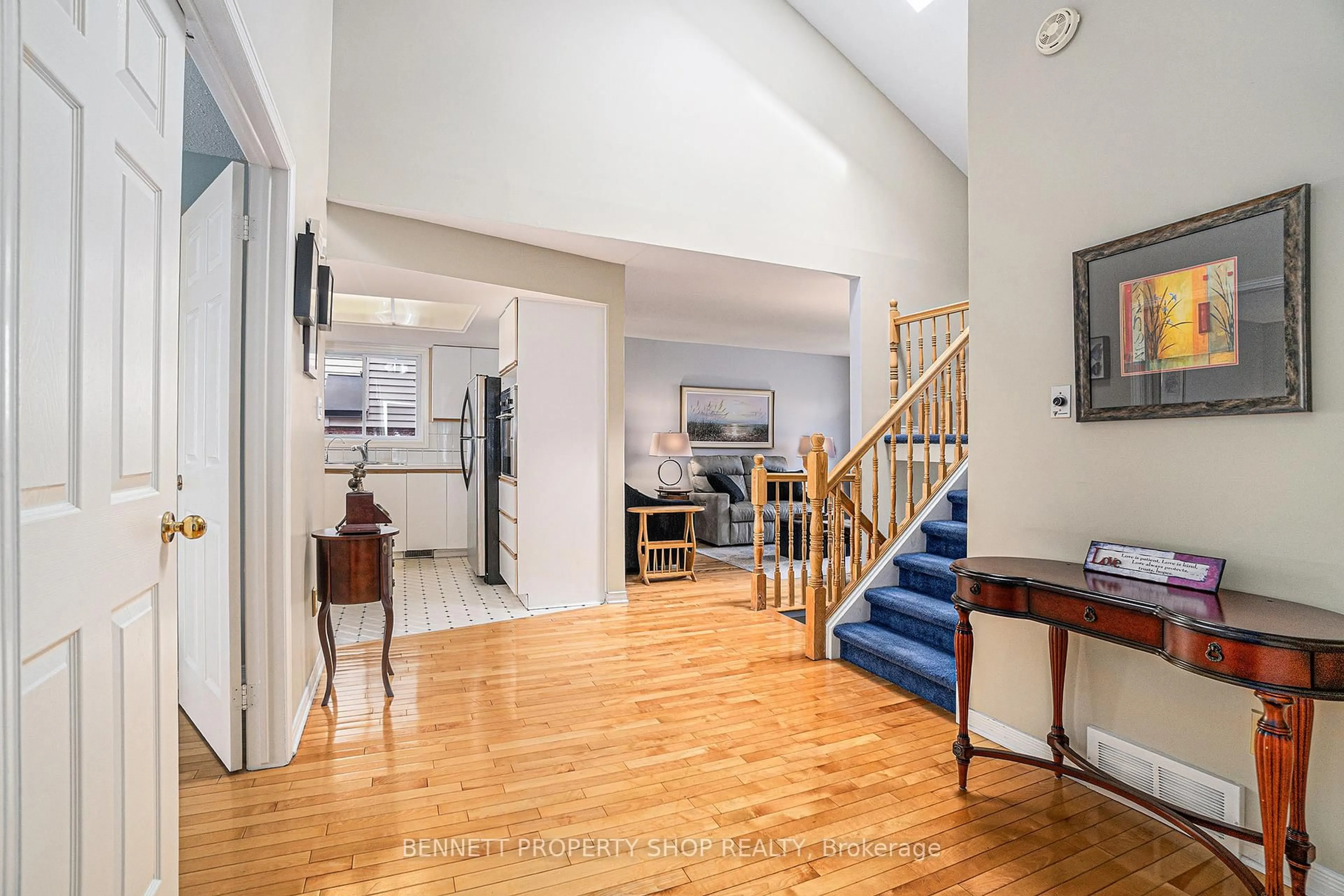 Indoor entryway for 22 Gesner Crt, Ottawa Ontario K2L 3K1