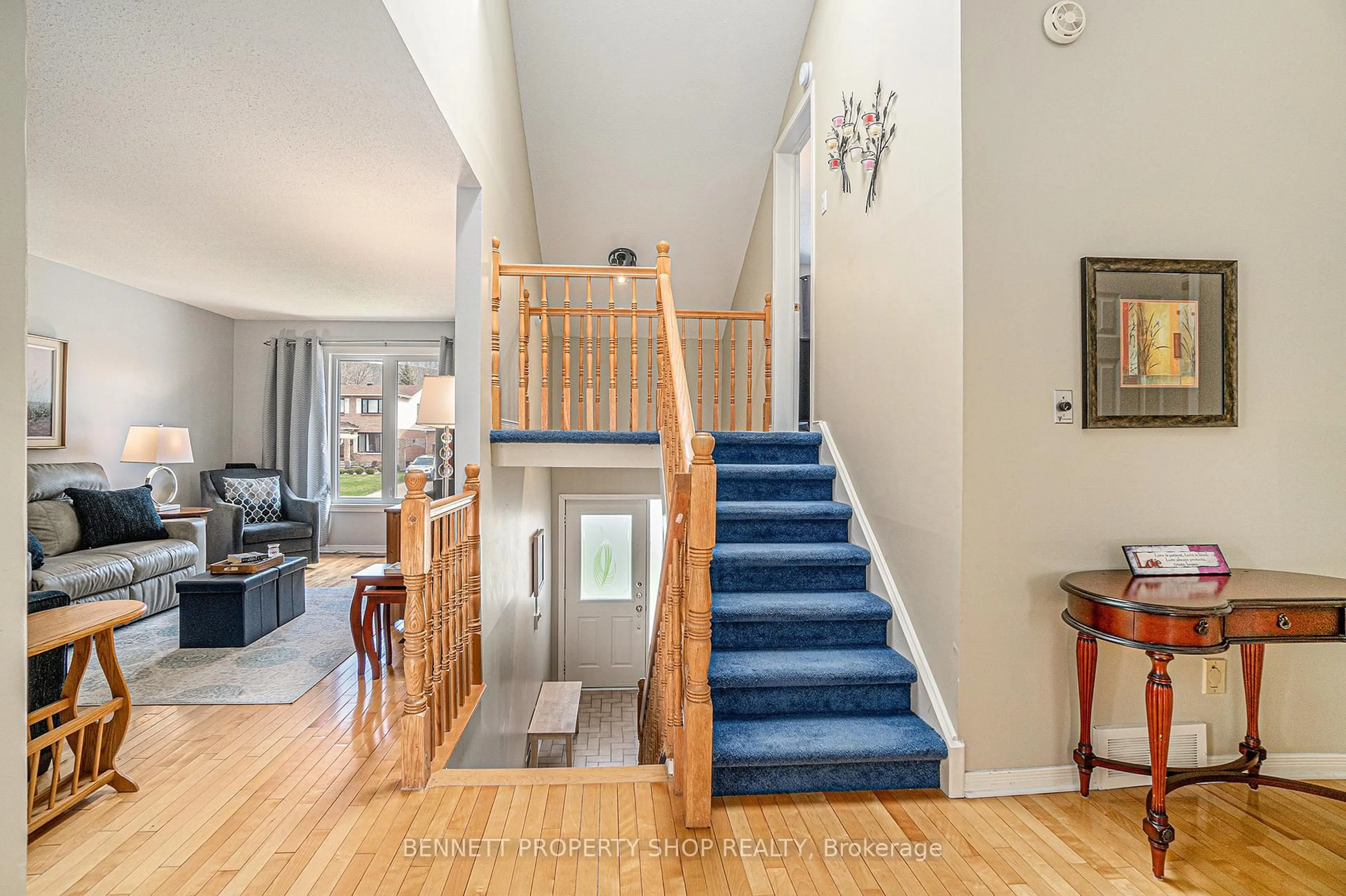 Indoor foyer for 22 Gesner Crt, Ottawa Ontario K2L 3K1