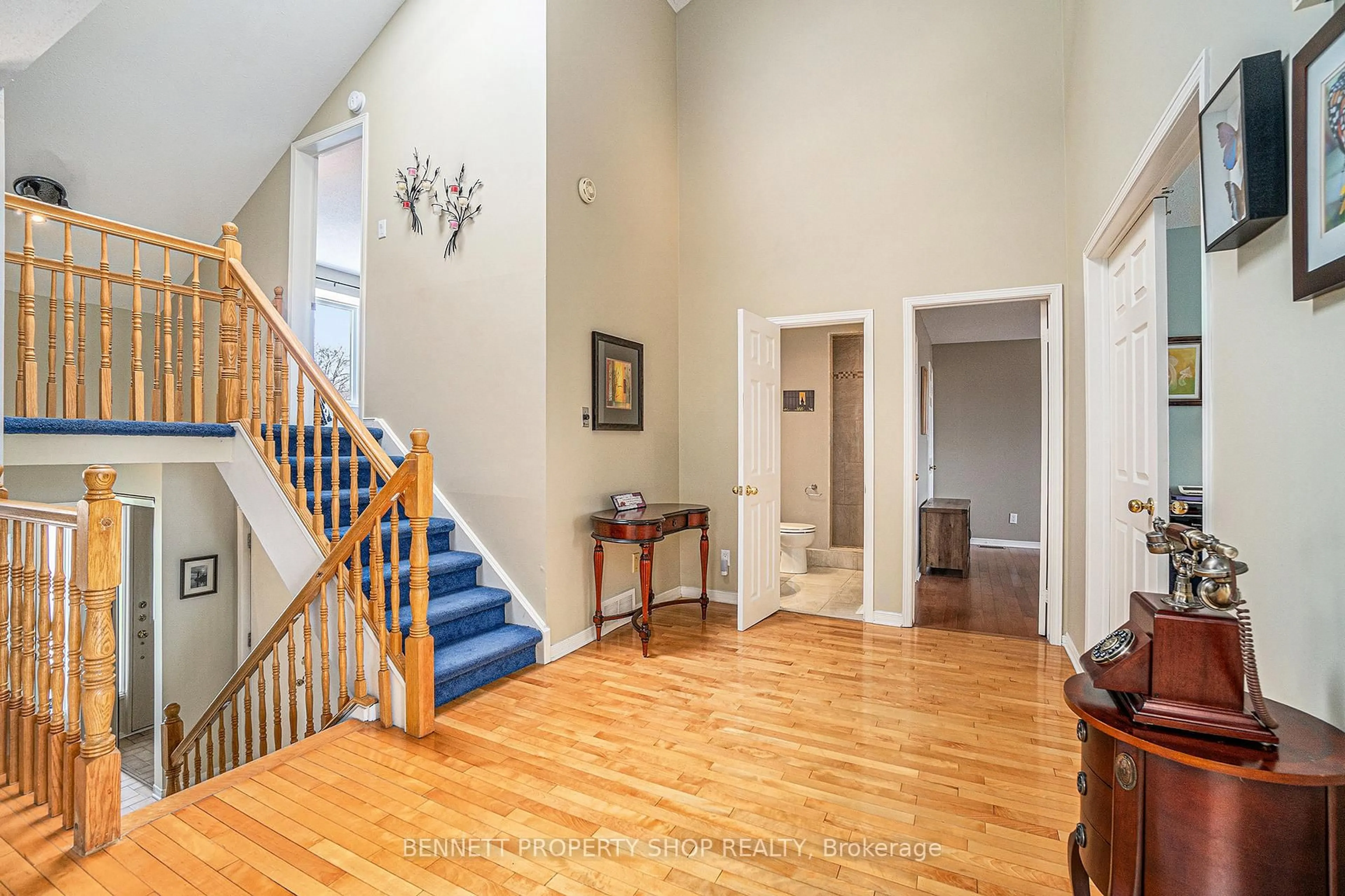 Indoor foyer for 22 Gesner Crt, Ottawa Ontario K2L 3K1