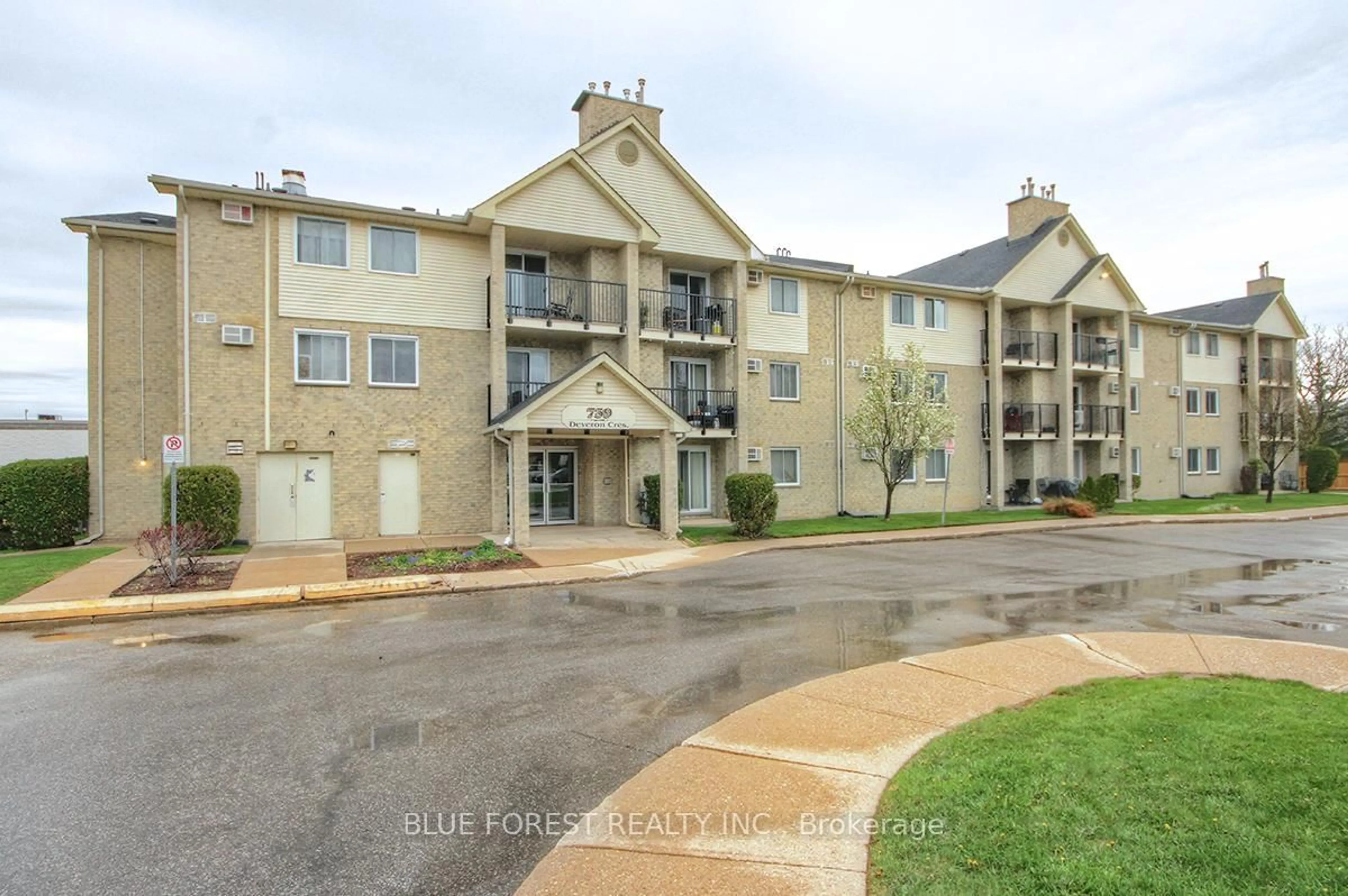 A pic from outside/outdoor area/front of a property/back of a property/a pic from drone, water/lake/river/ocean view for 739 Deveron Cres #209, London South Ontario N5Z 4Y1
