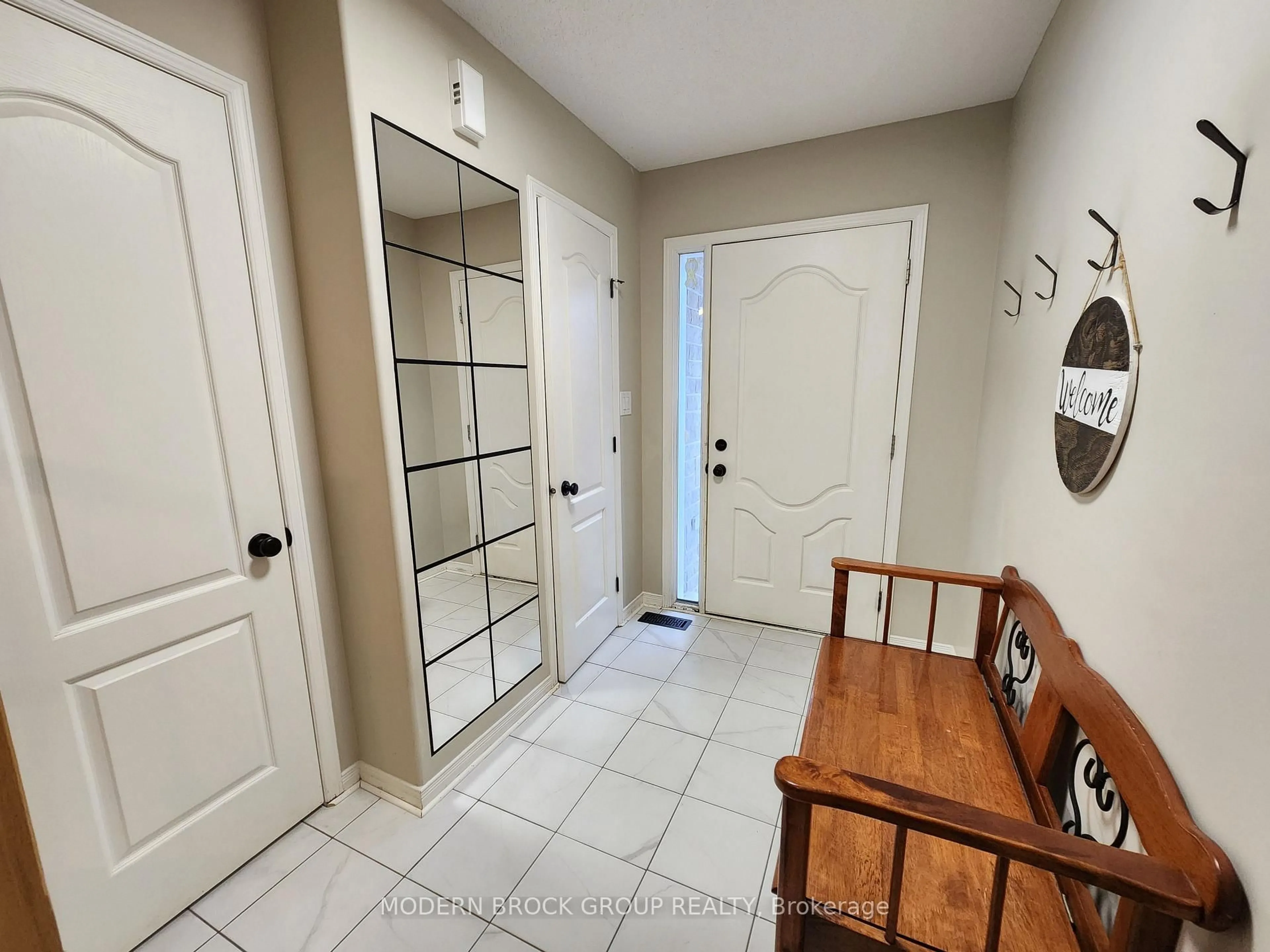 Indoor entryway for 1581 Crimson Cres, Kingston Ontario K7P 0J3