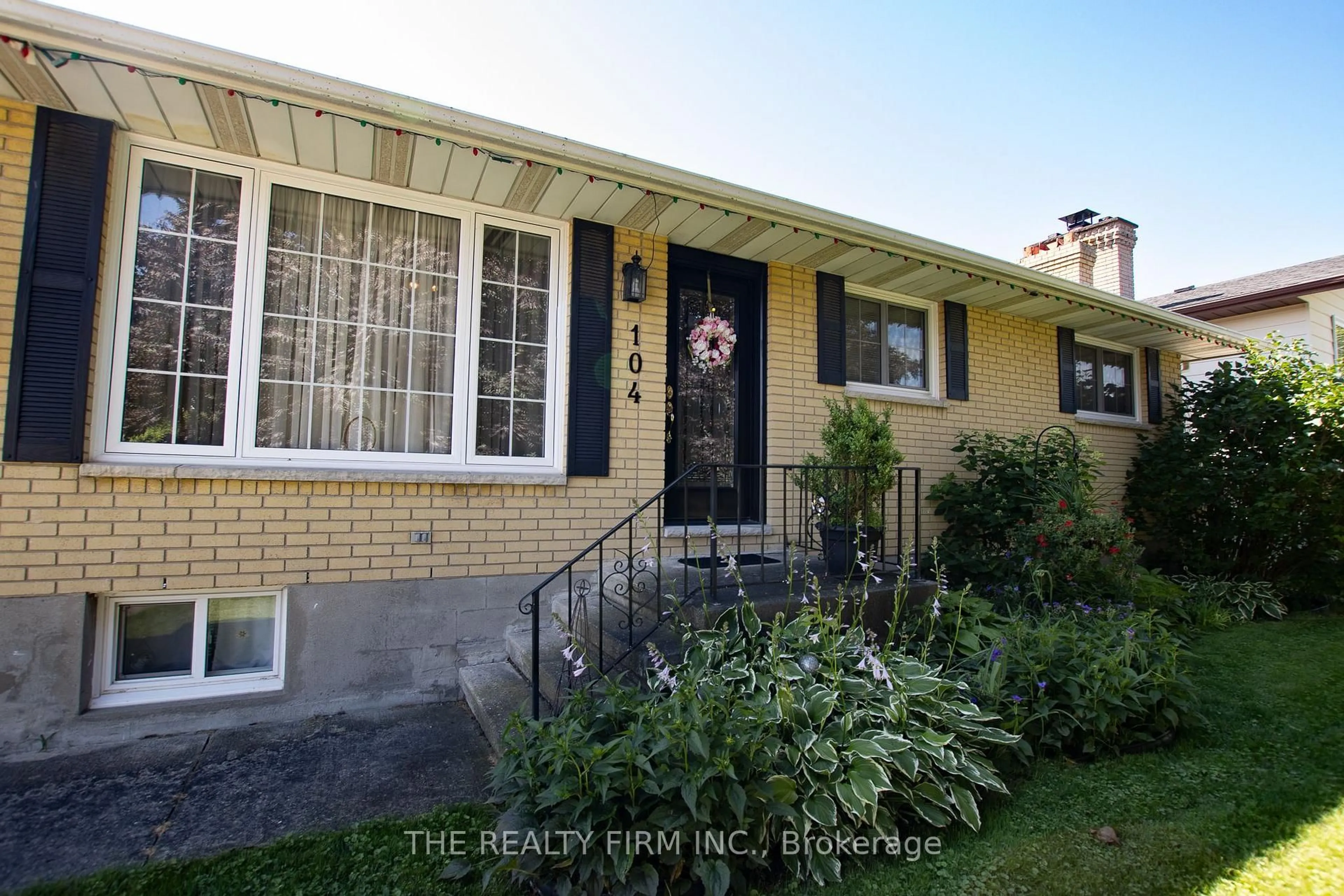Home with vinyl exterior material, street for 104 William St, West Elgin Ontario N0L 2P0