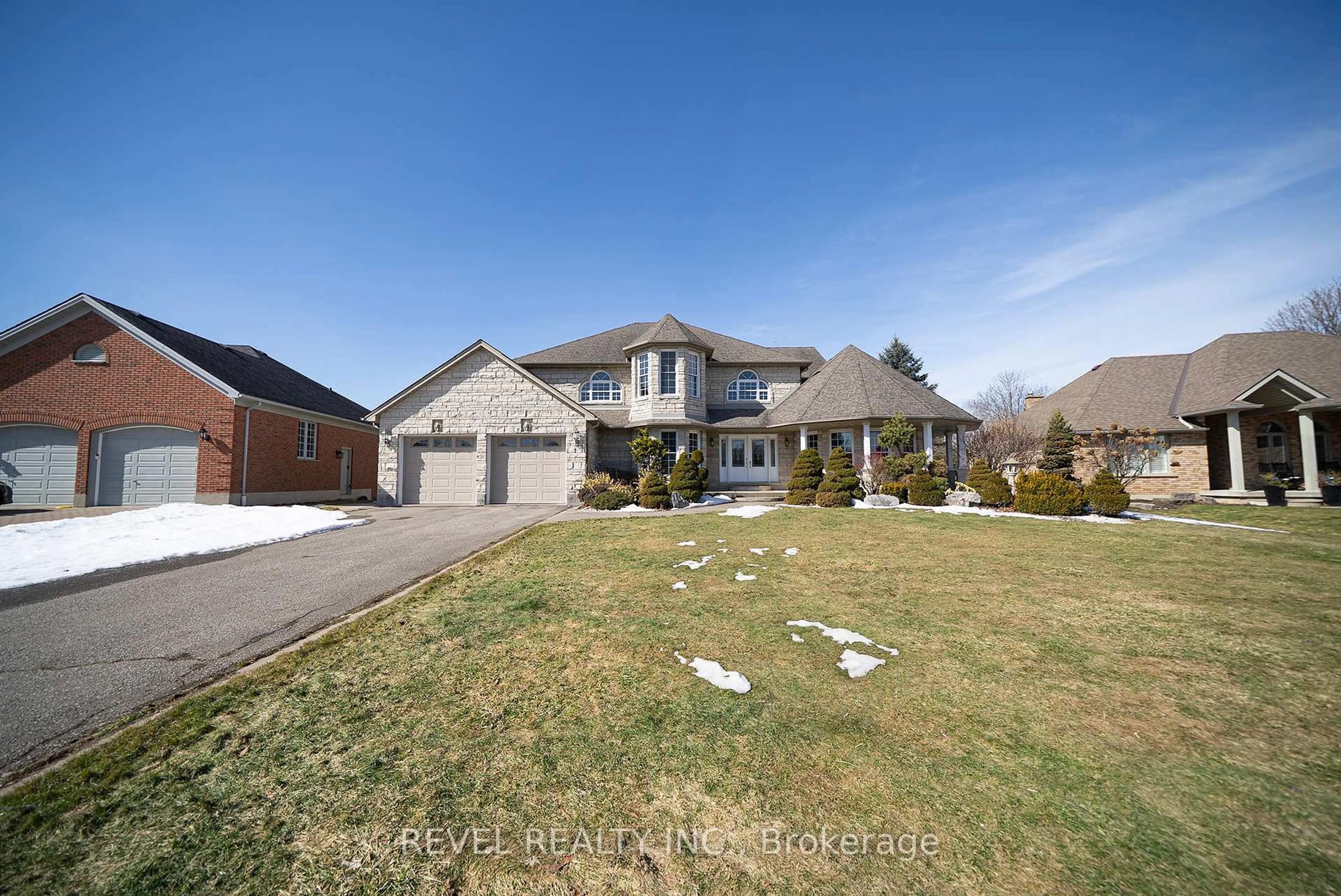 A pic from outside/outdoor area/front of a property/back of a property/a pic from drone, street for 15 Royal York Crt, Brant Ontario N0E 1N0