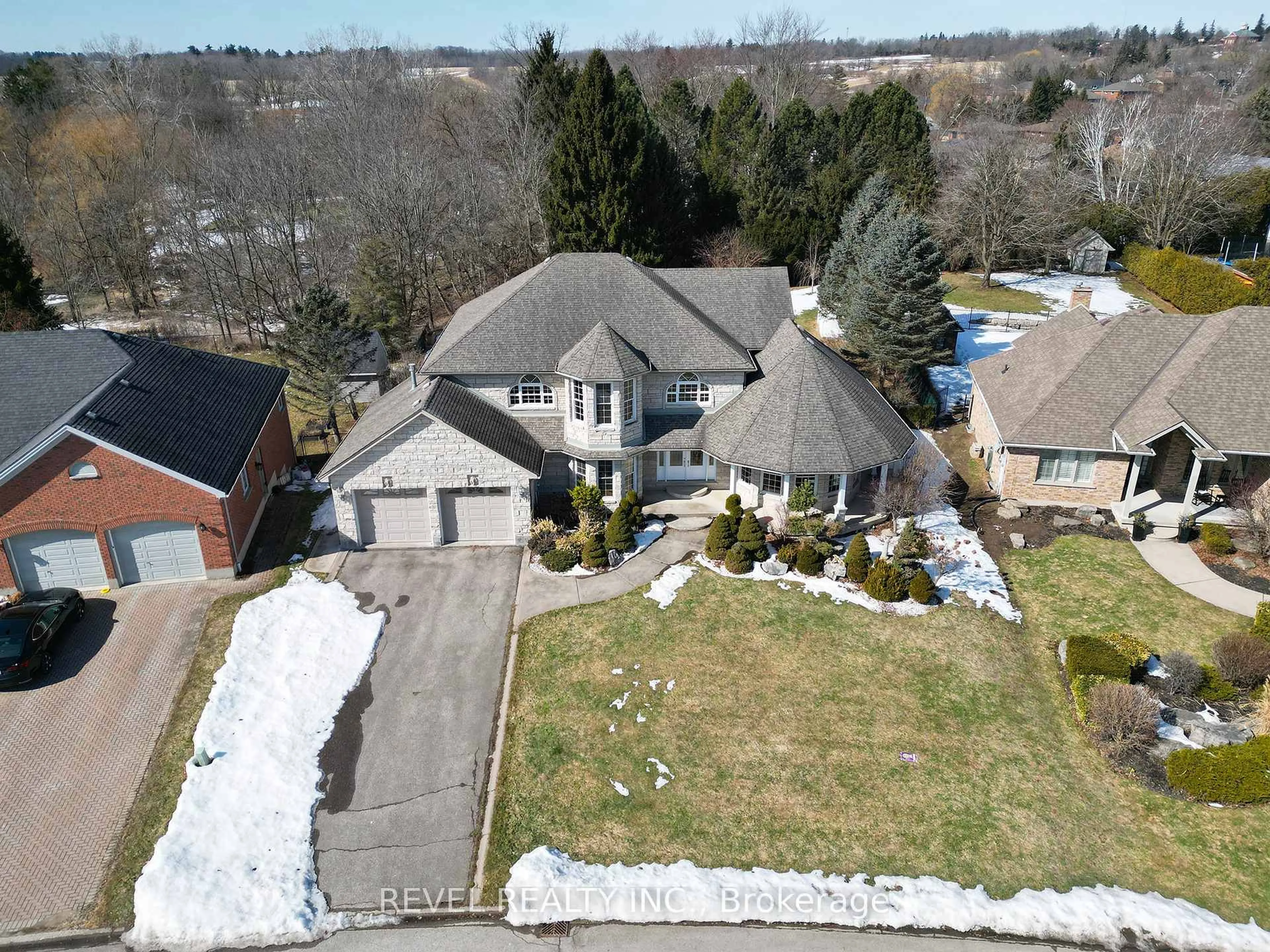 A pic from outside/outdoor area/front of a property/back of a property/a pic from drone, street for 15 Royal York Crt, Brant Ontario N0E 1N0