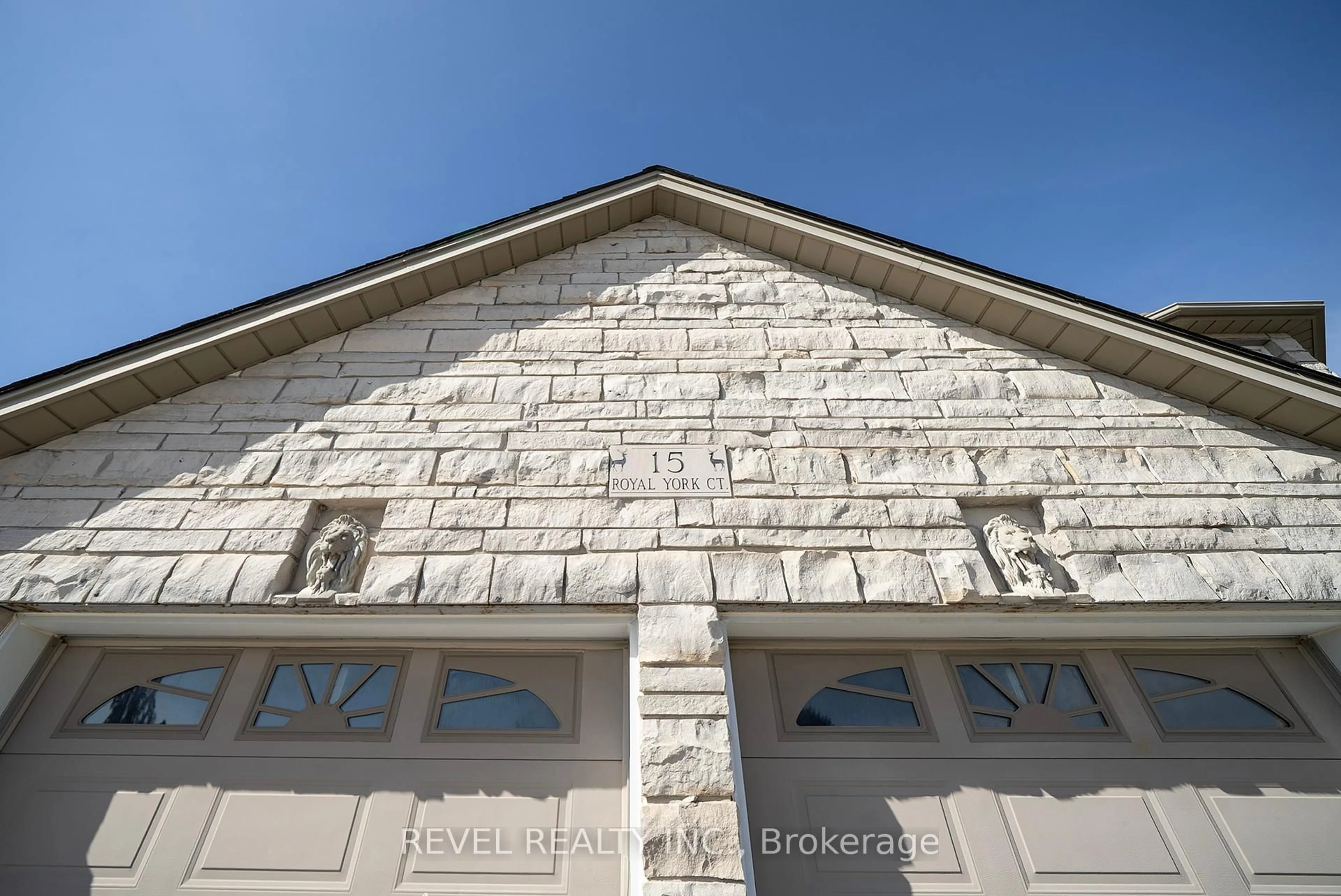 Home with brick exterior material, building for 15 Royal York Crt, Brant Ontario N0E 1N0