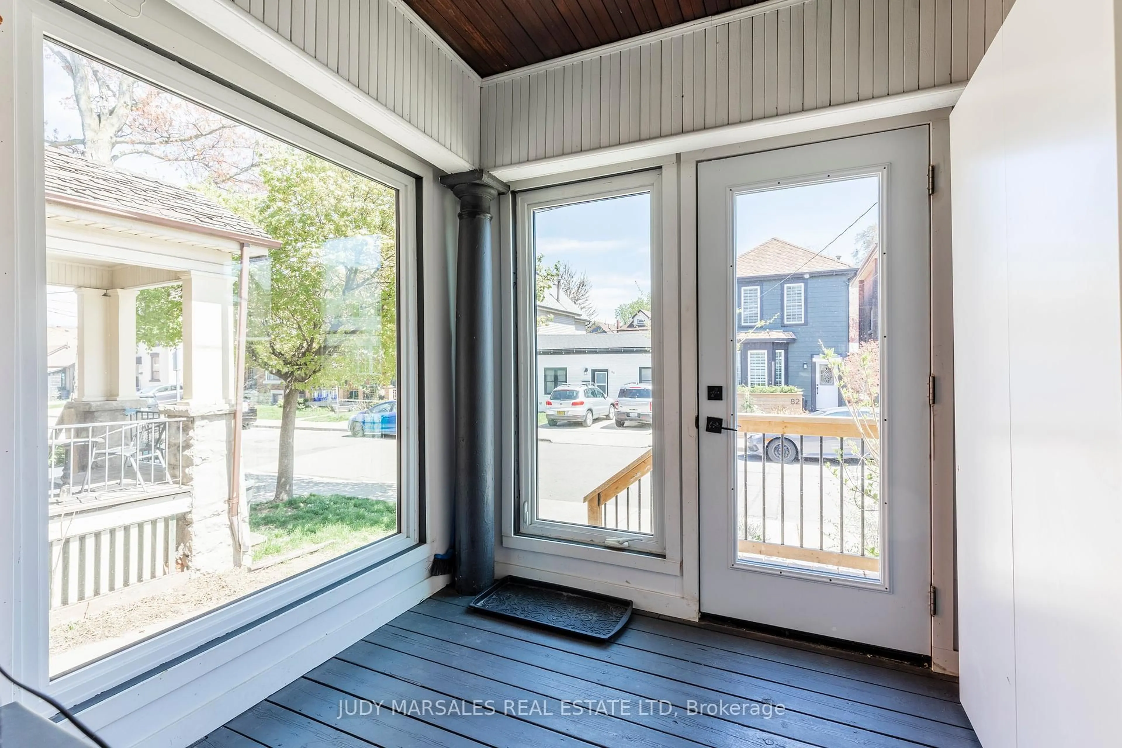 Indoor entryway for 83 Oak Ave, Hamilton Ontario L8L 5M7
