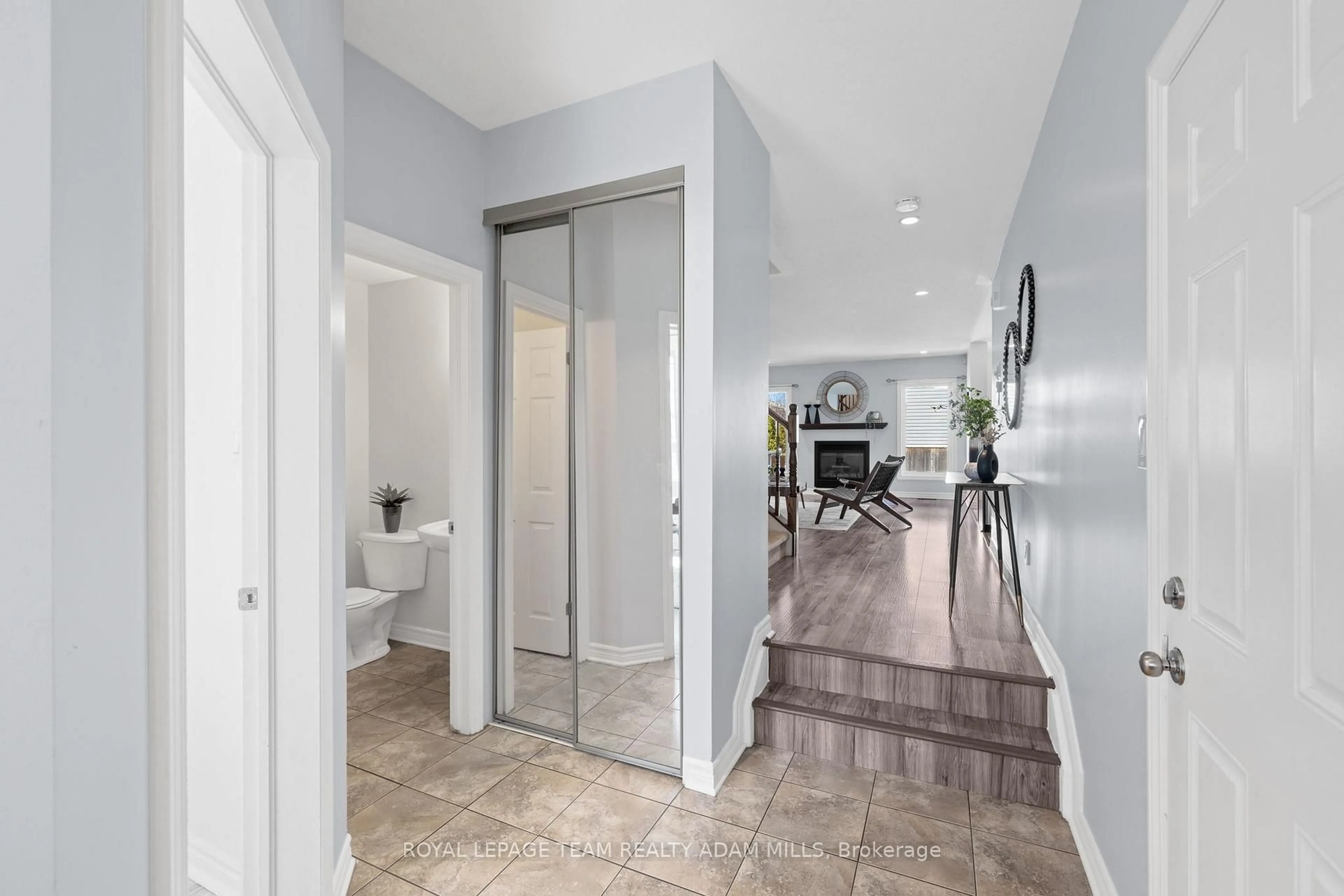 Indoor entryway for 462 Paul Metivier Dr, Ottawa Ontario K2J 0A8