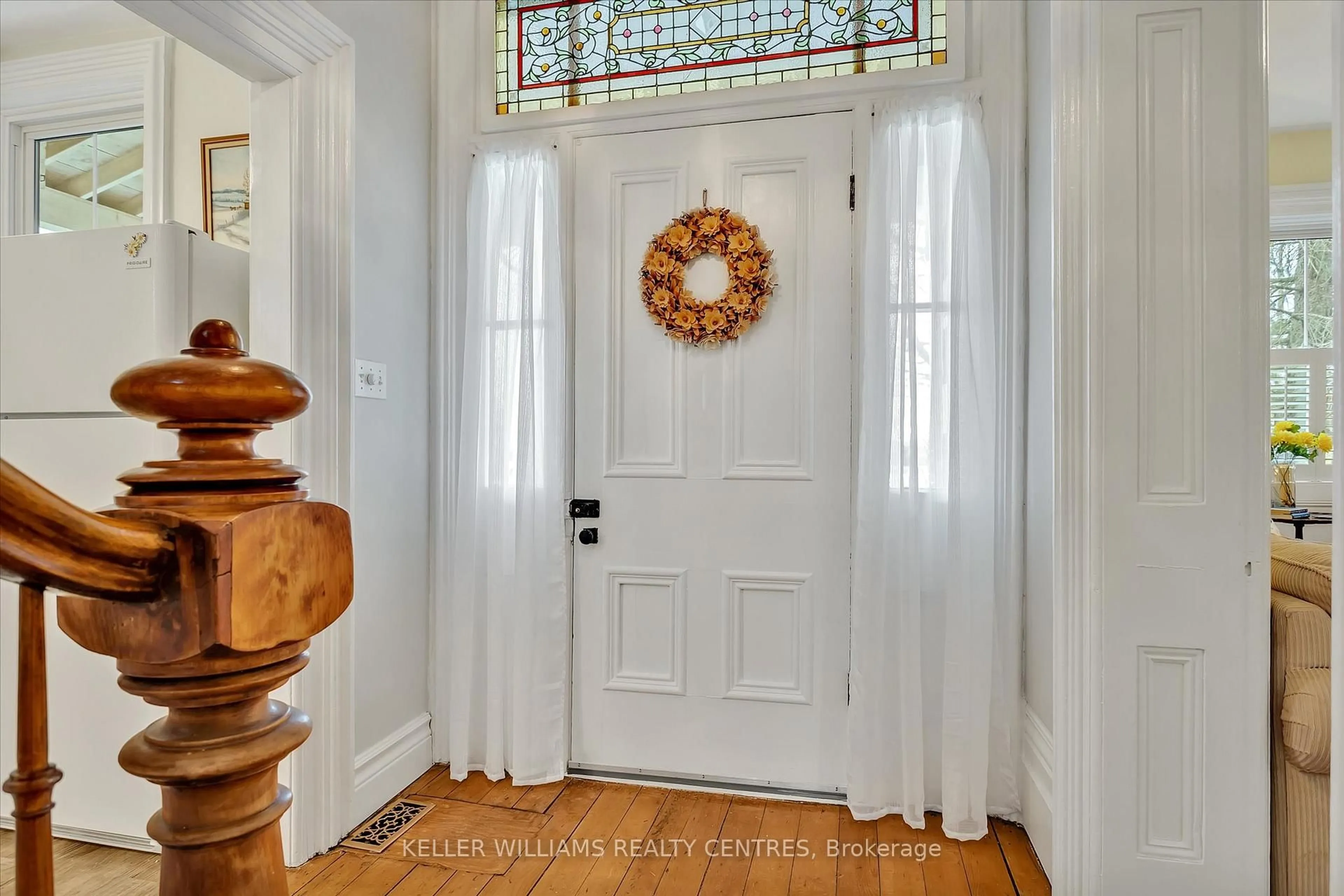 Indoor entryway for 140 King St, Kawartha Lakes Ontario K0M 2T0