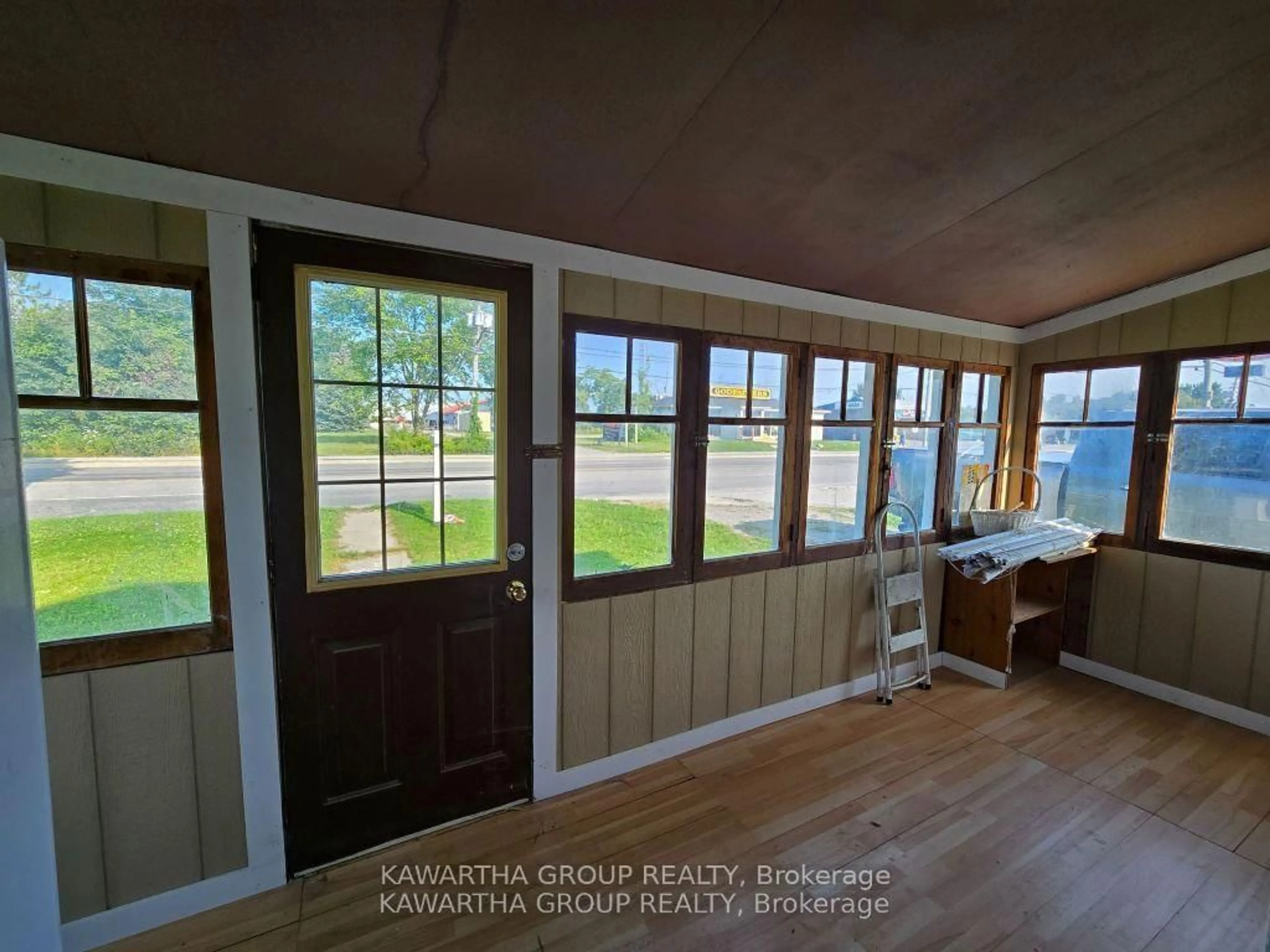 Indoor entryway for 129 Lindsay St, Kawartha Lakes Ontario K0M 1N0