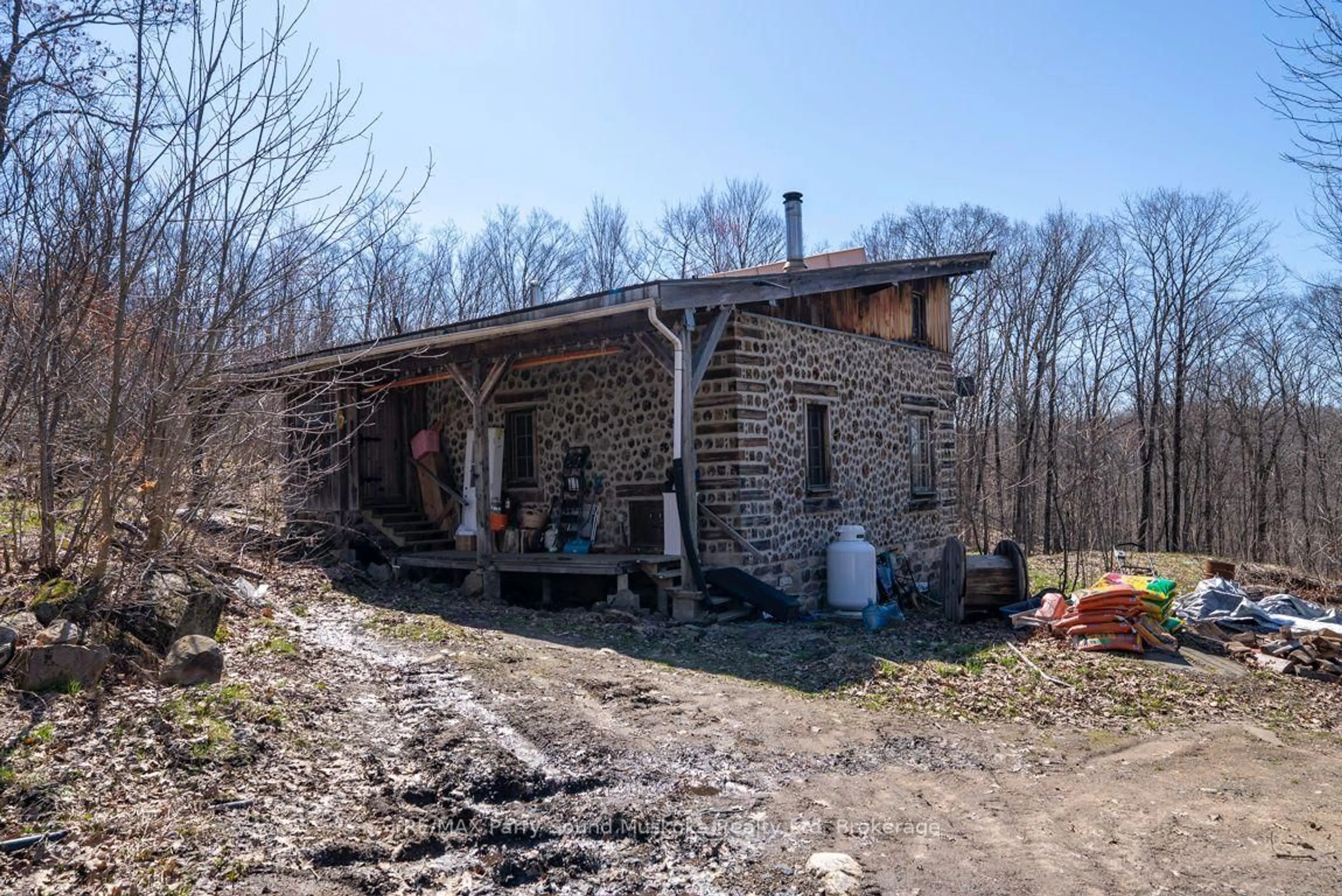 A pic from outside/outdoor area/front of a property/back of a property/a pic from drone, building for 36 McNaught's Rd, Seguin Ontario P2A 0B2
