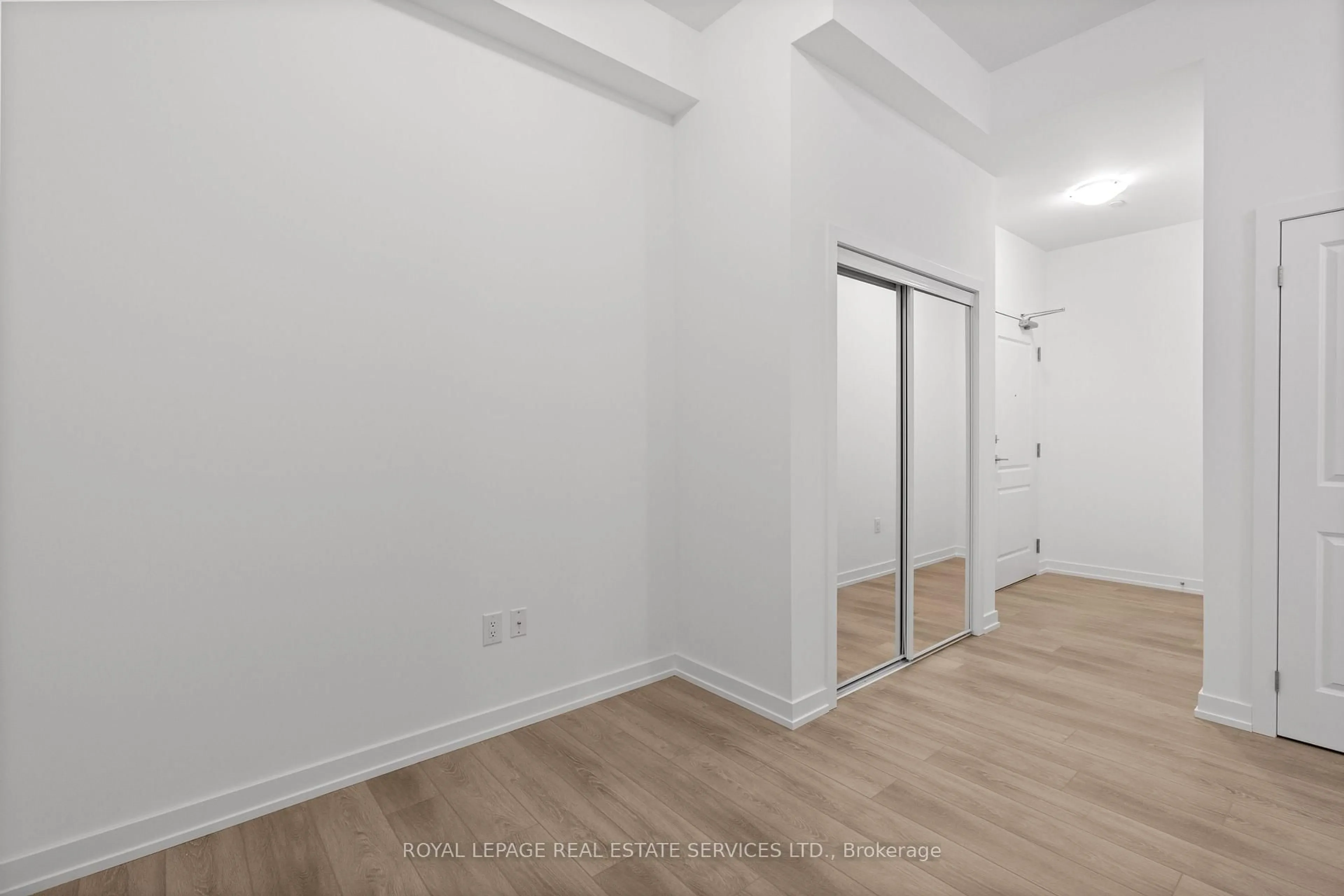 A pic of a room for 460 Dundas St #525, Hamilton Ontario L8B 2A5
