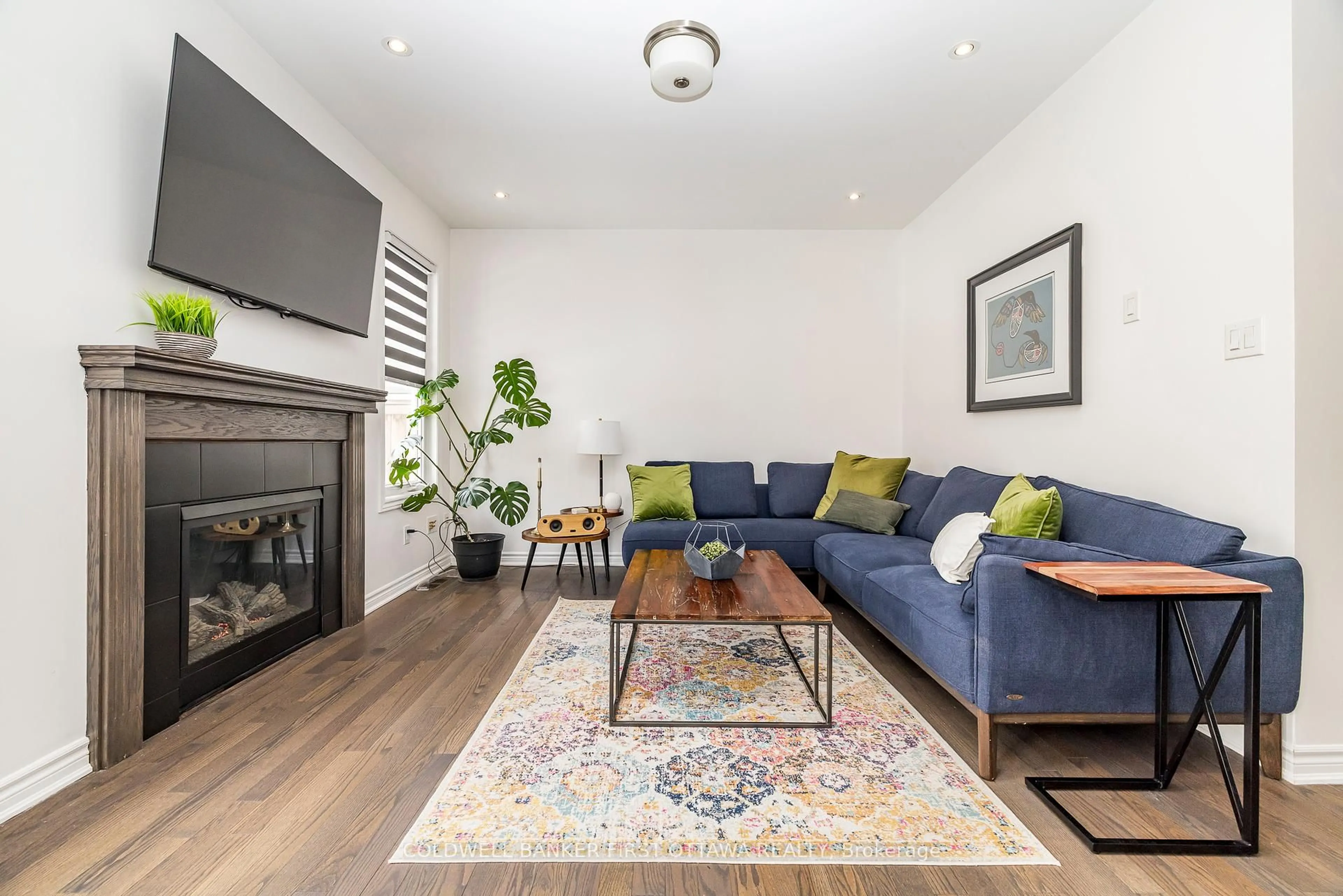 Living room with furniture, wood/laminate floor for 170 FLOWING CREEK Circ, Ottawa Ontario K2M 0K2