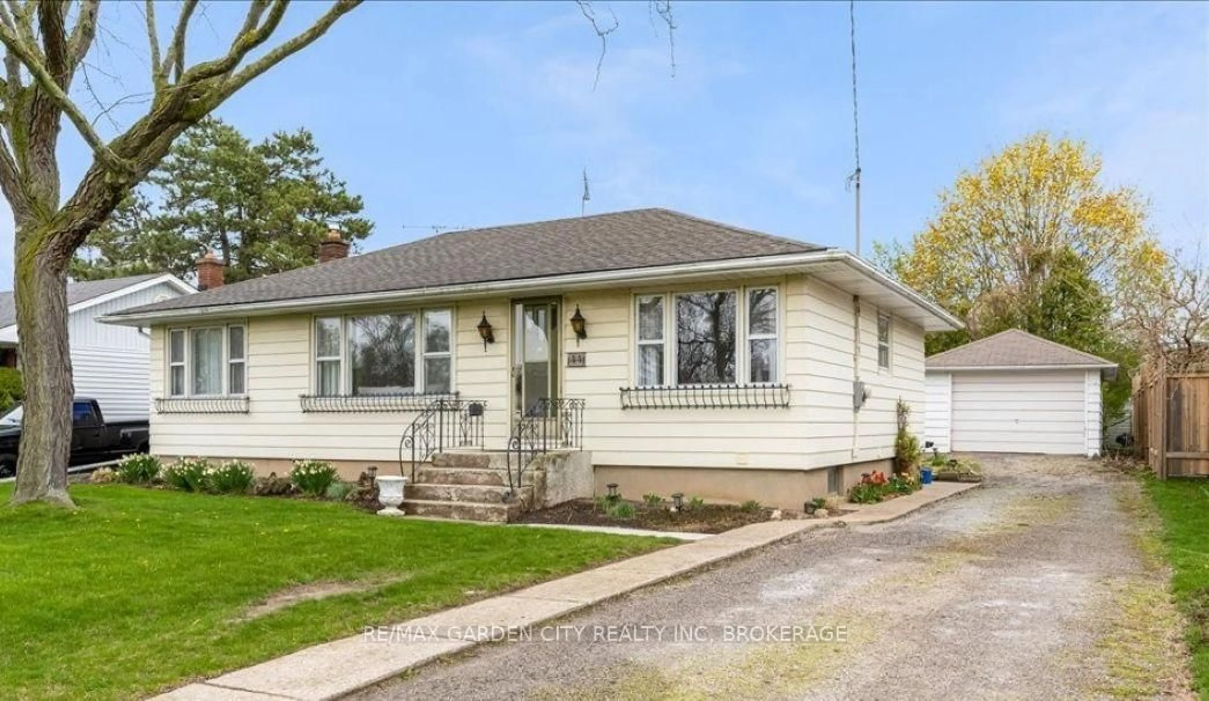 Home with vinyl exterior material, street for 44 DUNCAN Dr, St. Catharines Ontario L2N 3P2