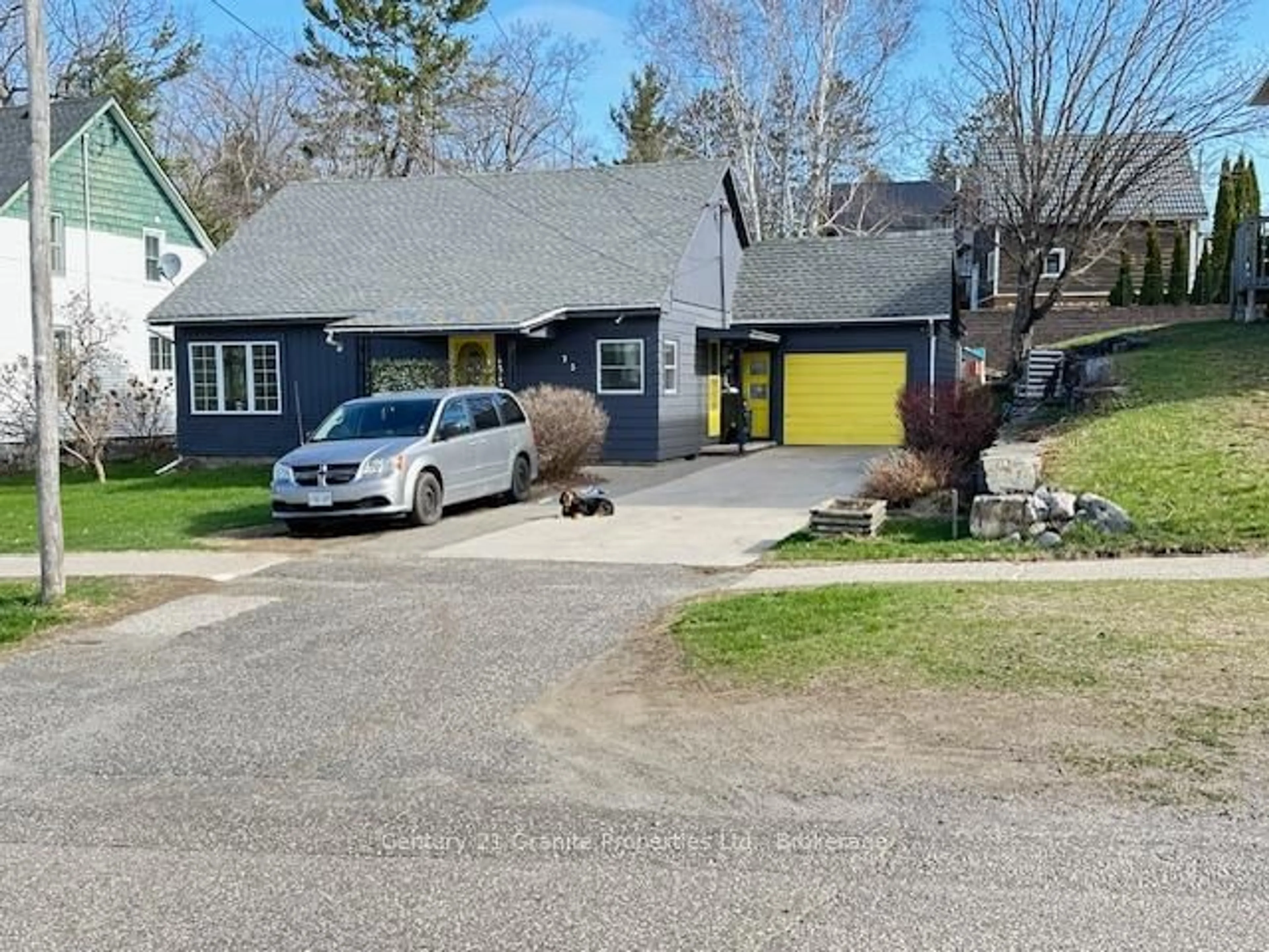 A pic from outside/outdoor area/front of a property/back of a property/a pic from drone, street for 75 Waubeek St, Parry Sound Ontario P2A 1C7