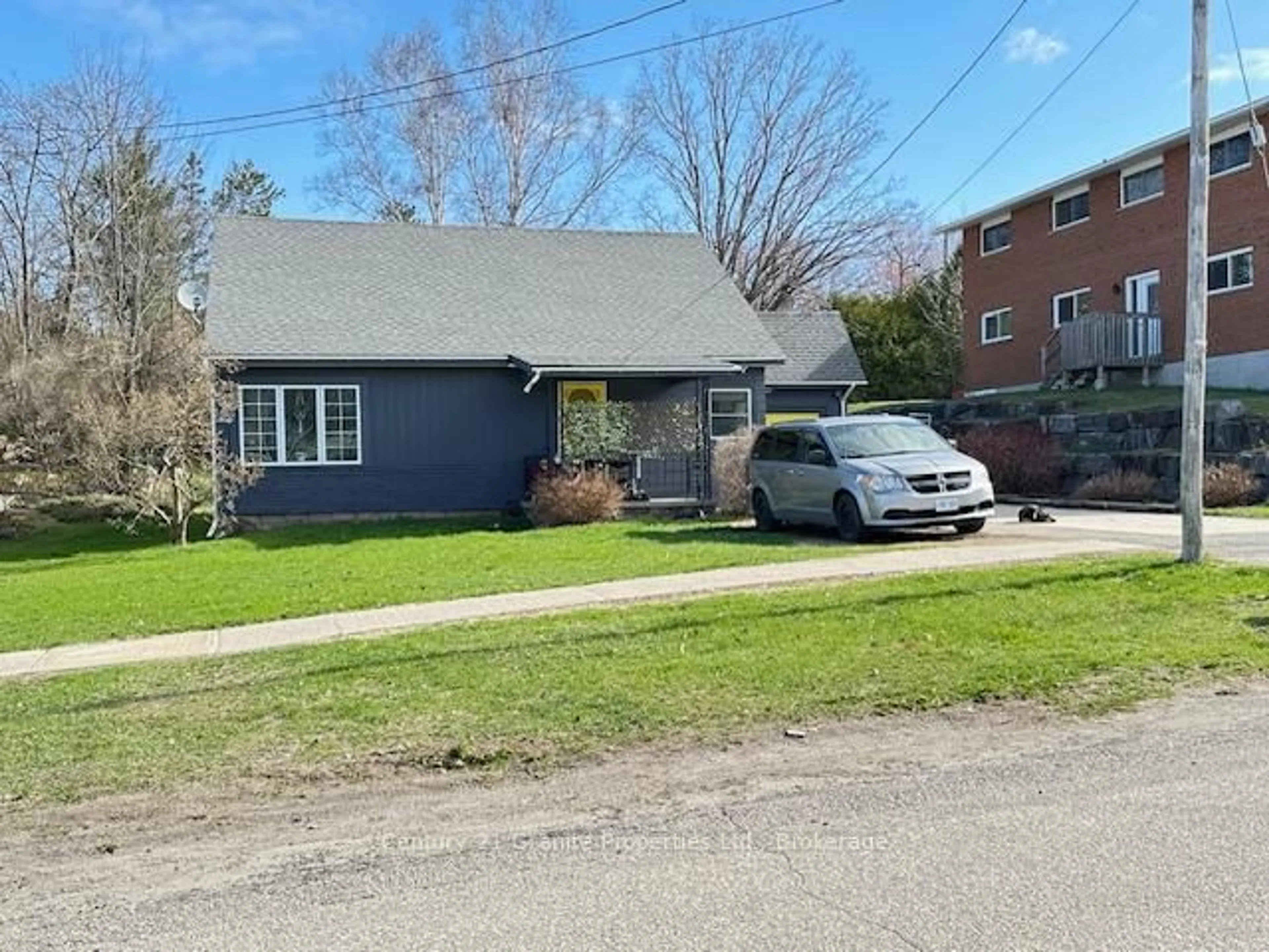 A pic from outside/outdoor area/front of a property/back of a property/a pic from drone, street for 75 Waubeek St, Parry Sound Ontario P2A 1C7