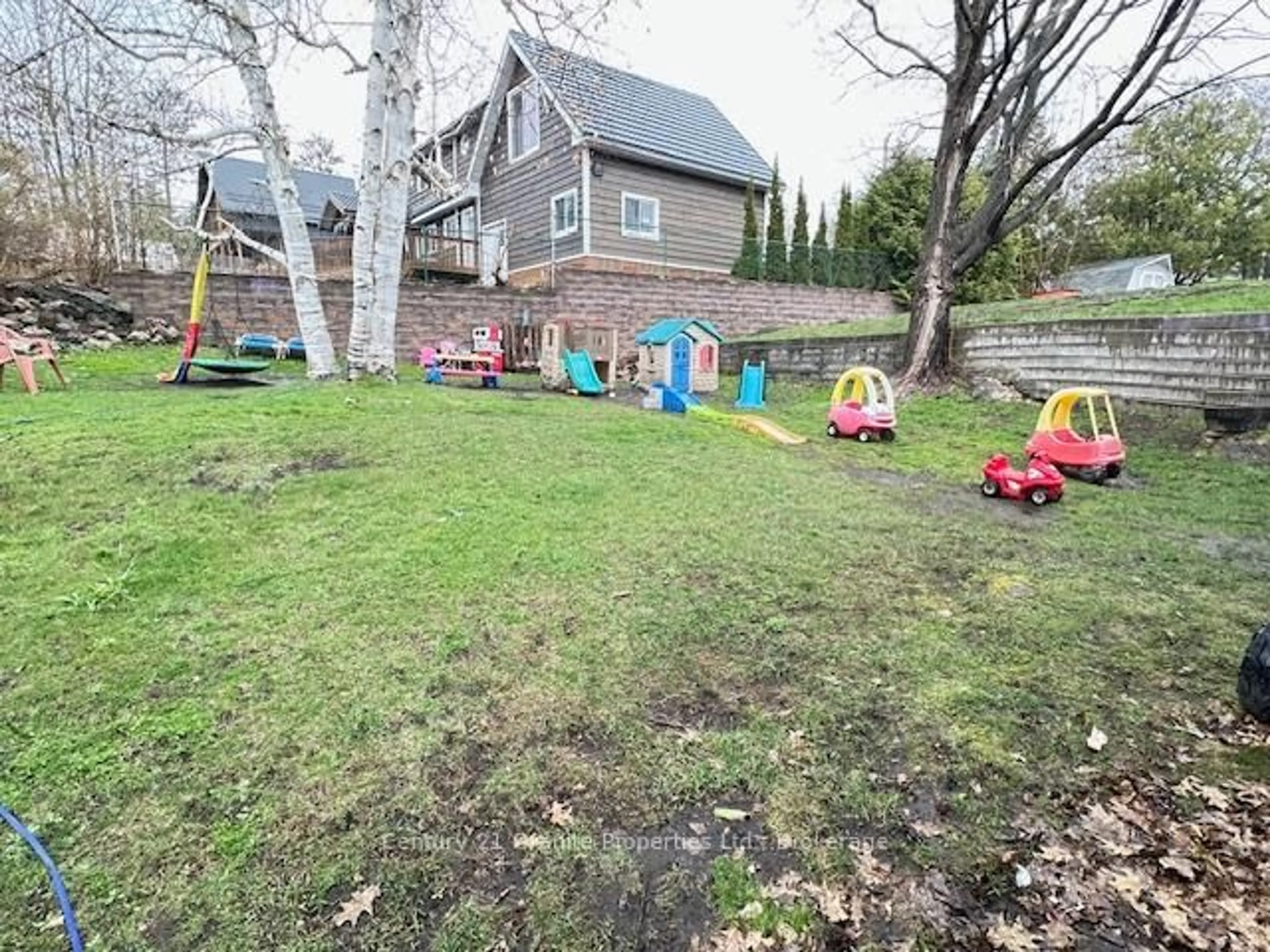 A pic from outside/outdoor area/front of a property/back of a property/a pic from drone, unknown for 75 Waubeek St, Parry Sound Ontario P2A 1C7