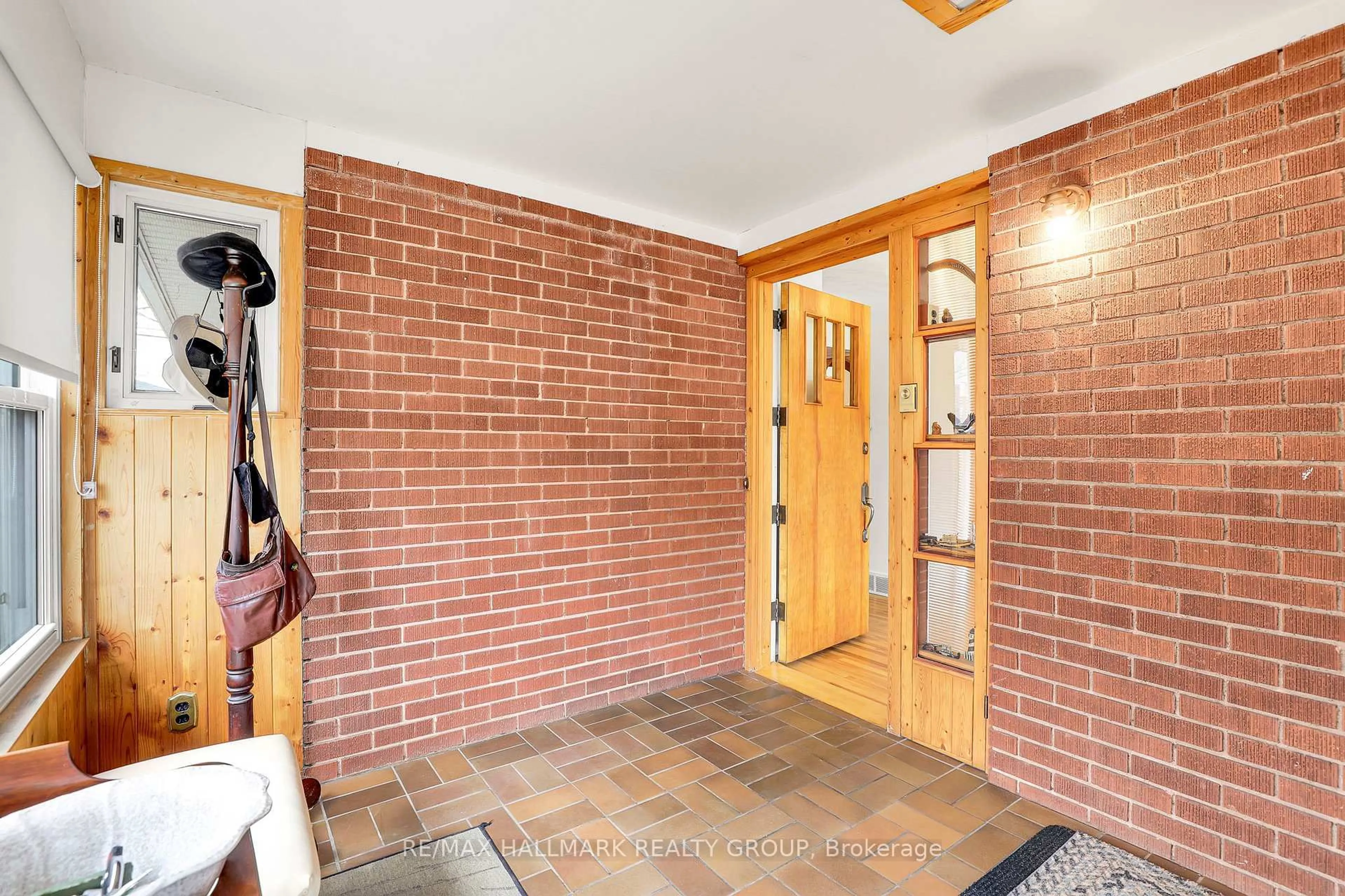 Indoor entryway for 1910 Haig Dr, Ottawa Ontario K1G 2K1