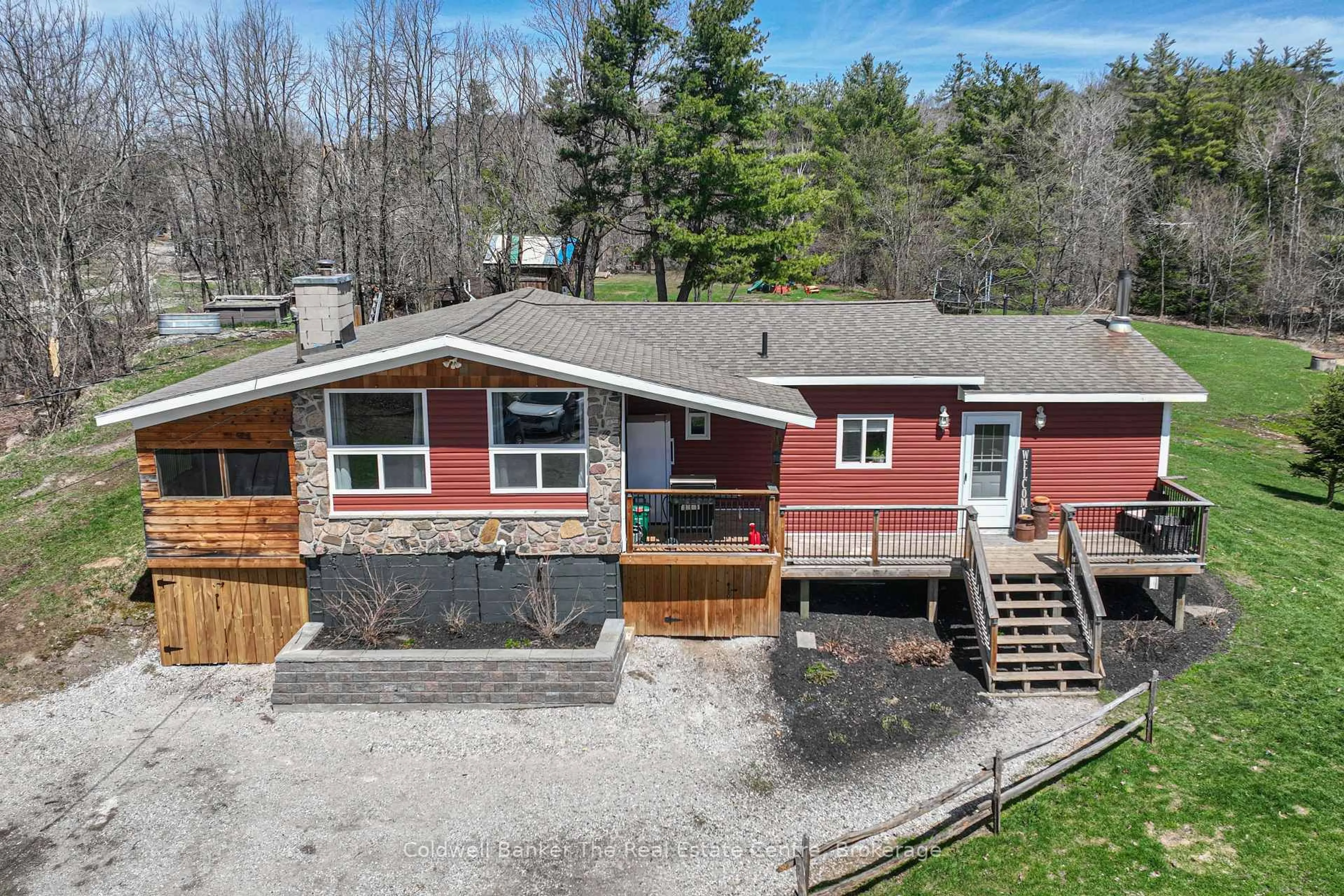 A pic from outside/outdoor area/front of a property/back of a property/a pic from drone, unknown for 1777 Doe Lake Rd, Gravenhurst Ontario P1P 1R3