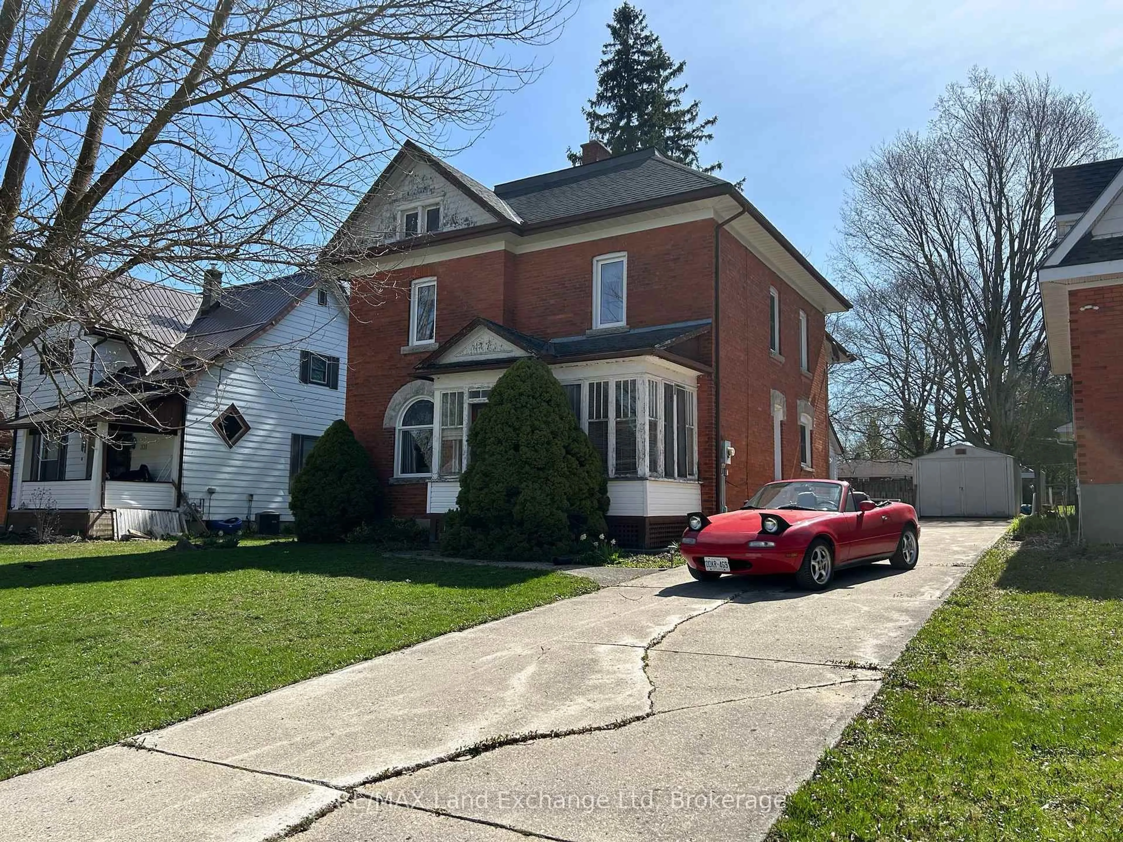 A pic from outside/outdoor area/front of a property/back of a property/a pic from drone, street for 327 Frances St, North Huron Ontario N0G 2W0