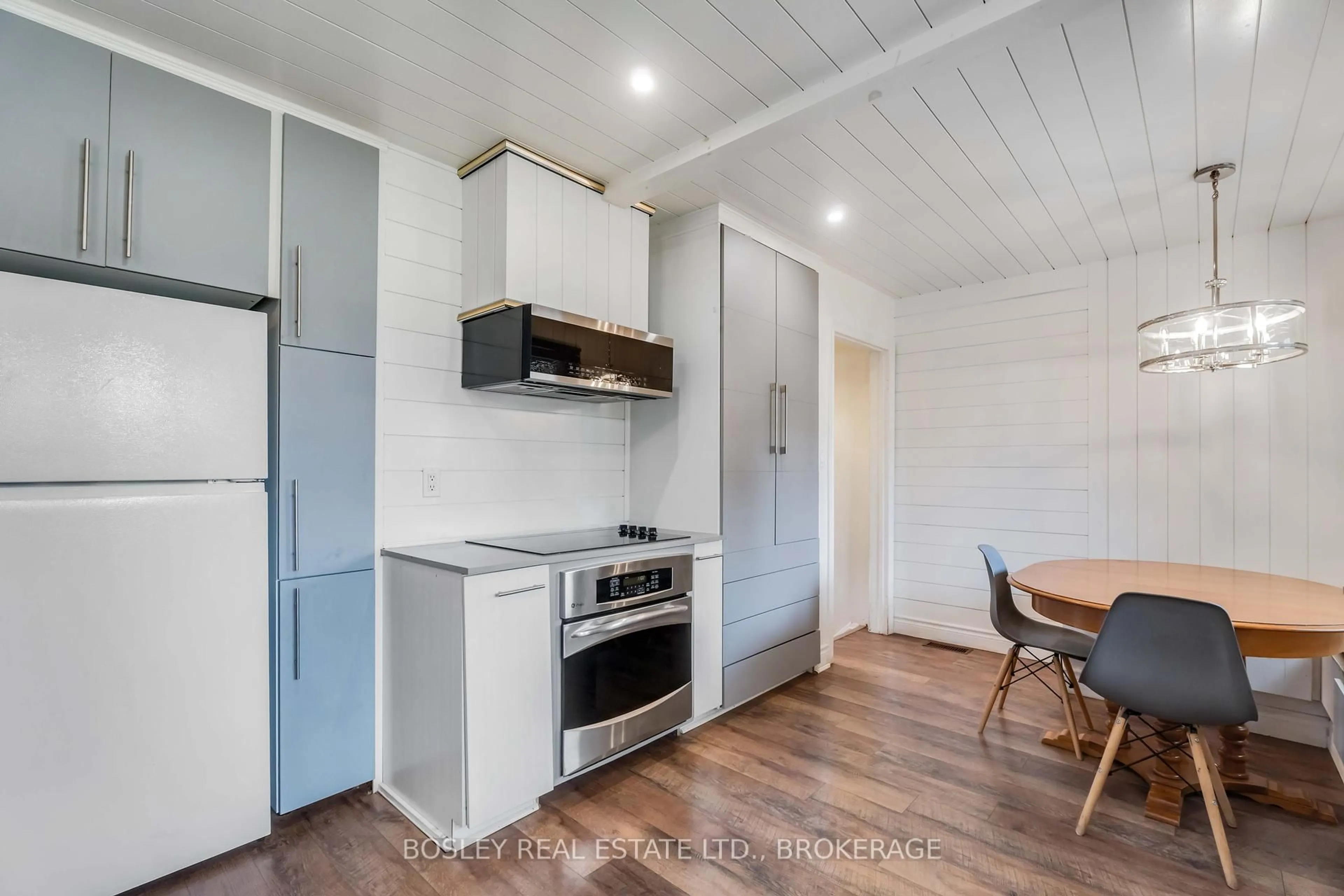 Standard kitchen, wood/laminate floor for 58 TED St, St. Catharines Ontario L2N 1E5