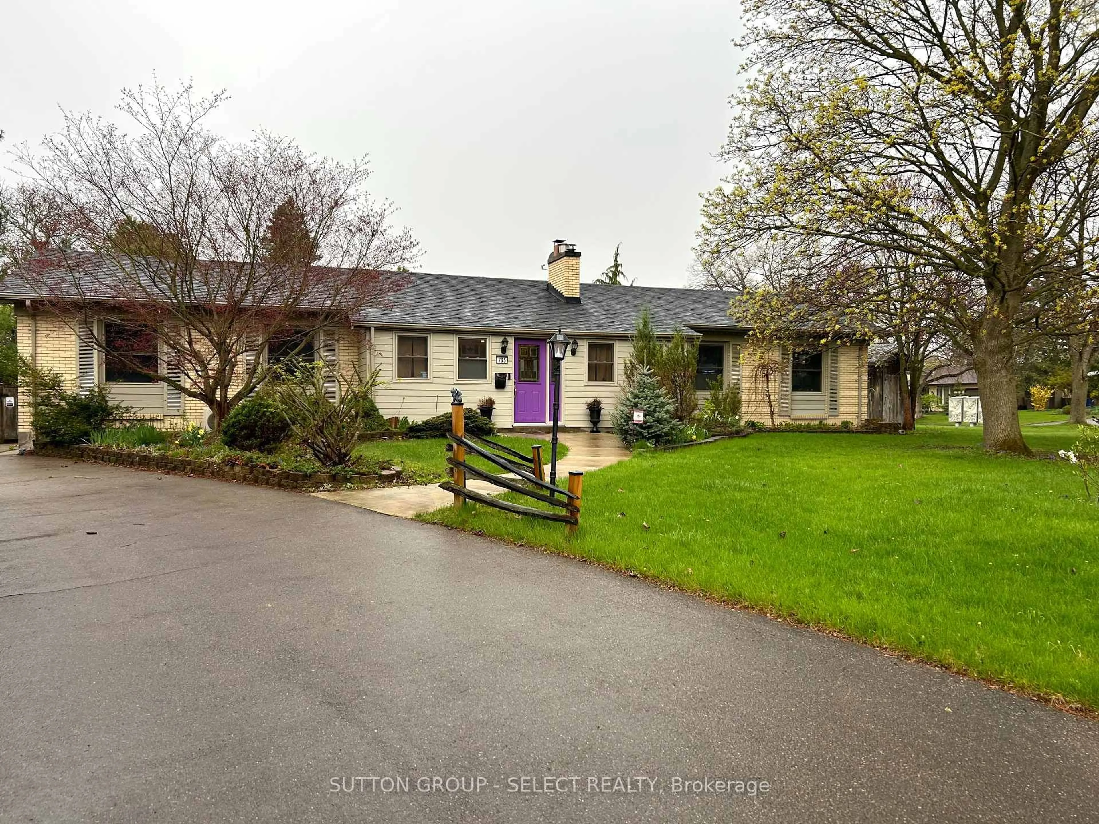 A pic from outside/outdoor area/front of a property/back of a property/a pic from drone, street for 795 Headley Dr, London North Ontario N6H 3V7