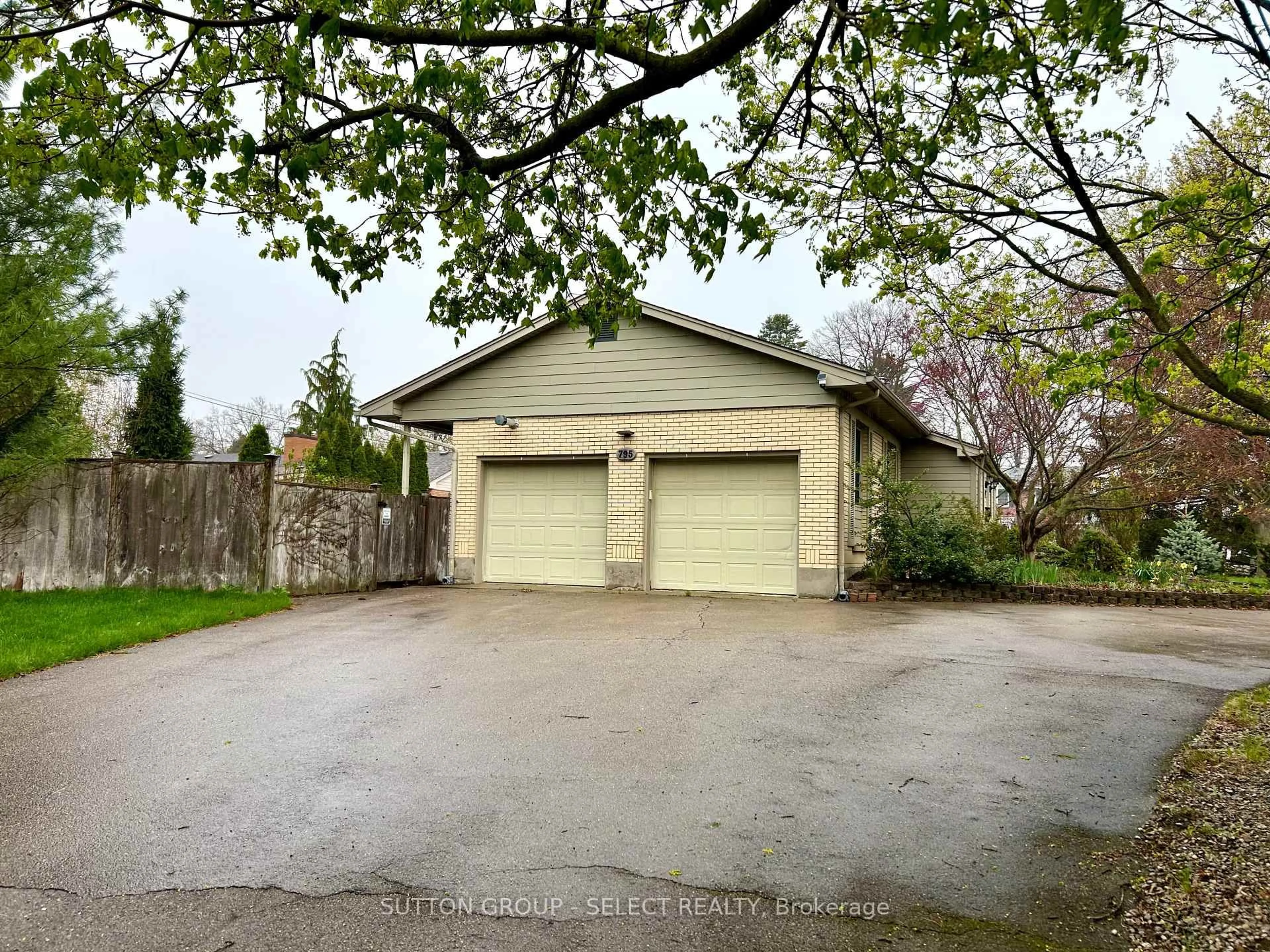 Indoor garage for 795 Headley Dr, London North Ontario N6H 3V7