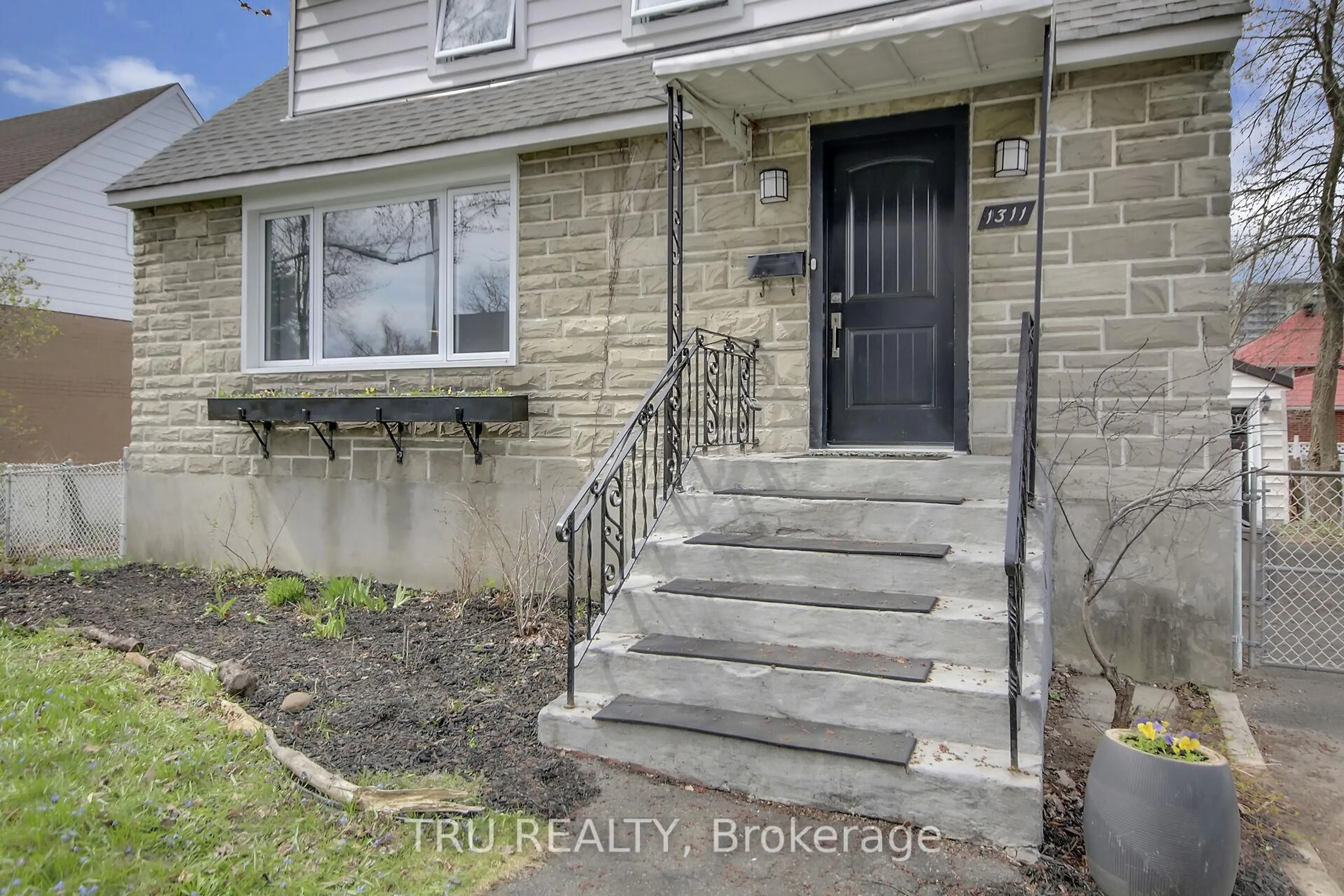 Indoor entryway for 1311 LAPERRIERE Ave, Ottawa Ontario K1Z 7R9