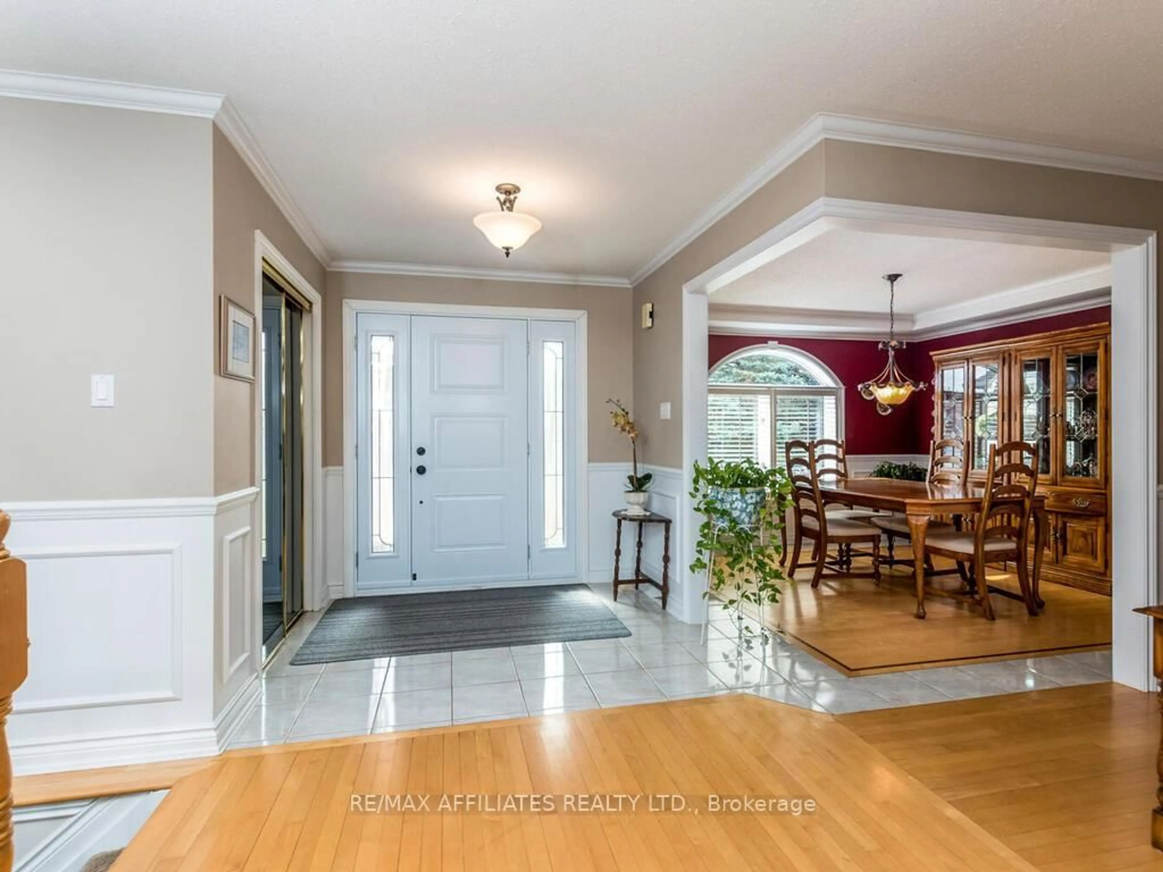 Indoor entryway for 32 MIKA St, Stittsville Ontario K2S 1K8