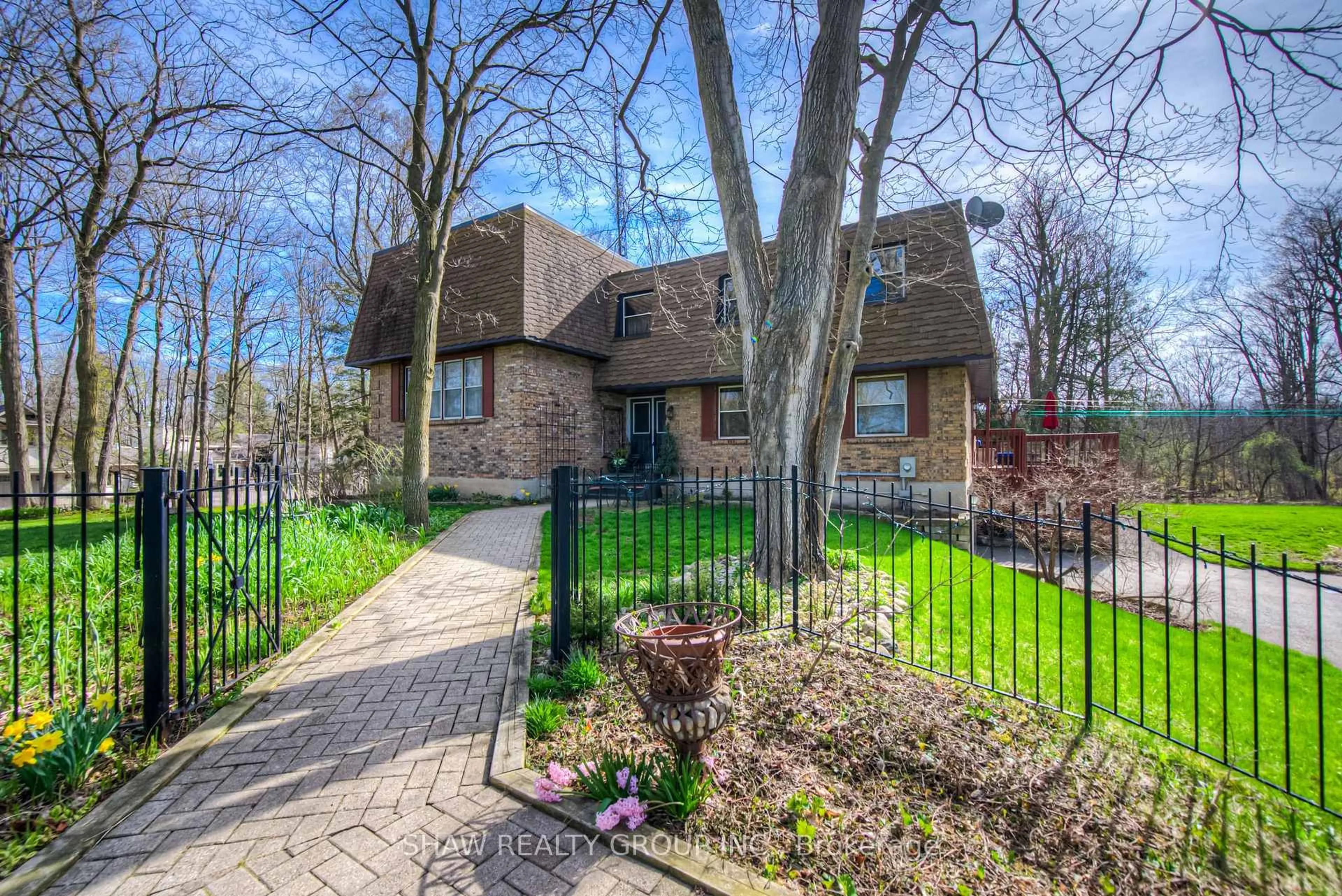 Home with brick exterior material, street for 7 Squire Crt, Waterloo Ontario N2J 4G8
