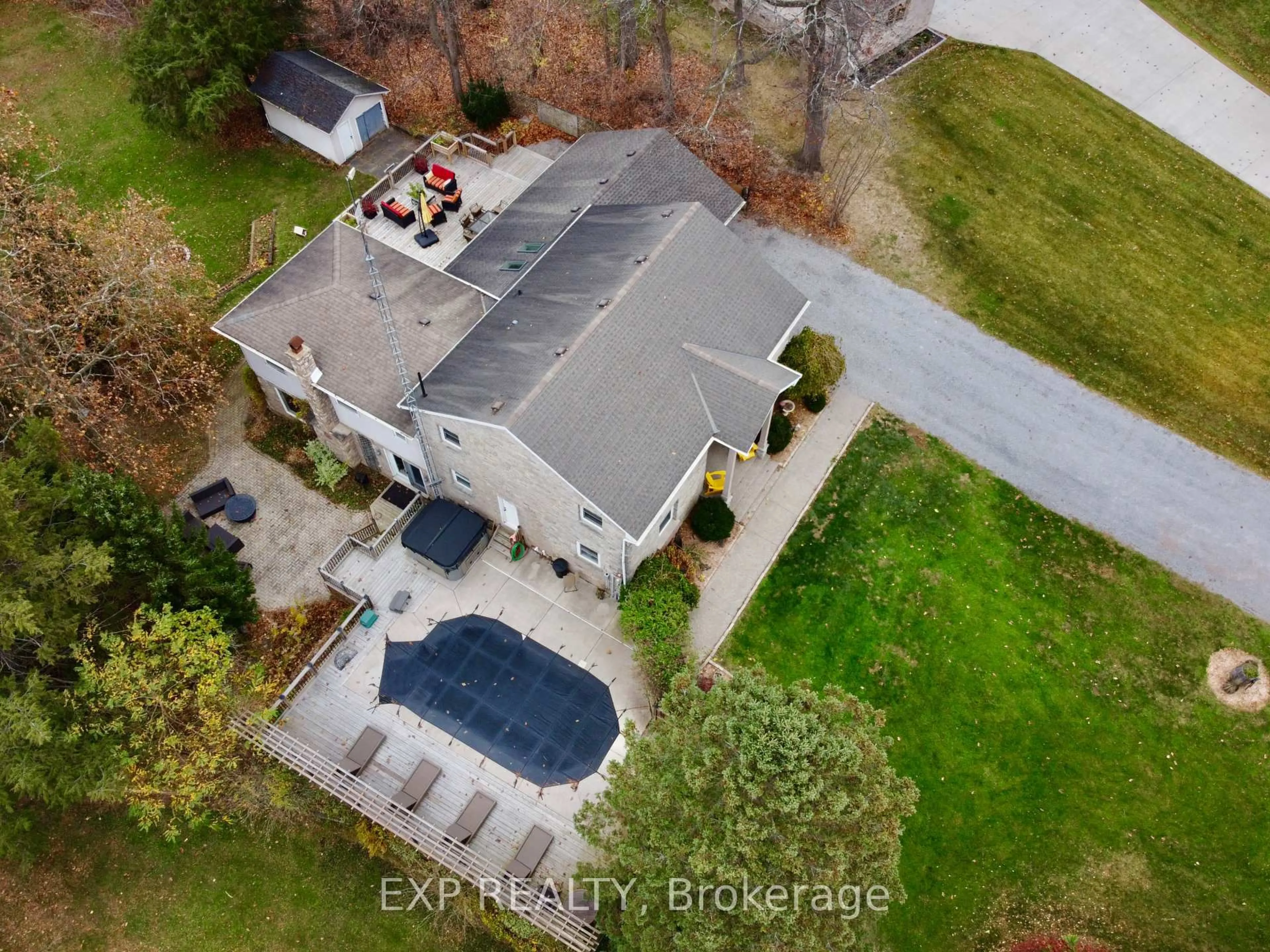 A pic from outside/outdoor area/front of a property/back of a property/a pic from drone, unknown for 6147 STAMFORD TOWNLINE Rd, Niagara-on-the-Lake Ontario L0S 1P0