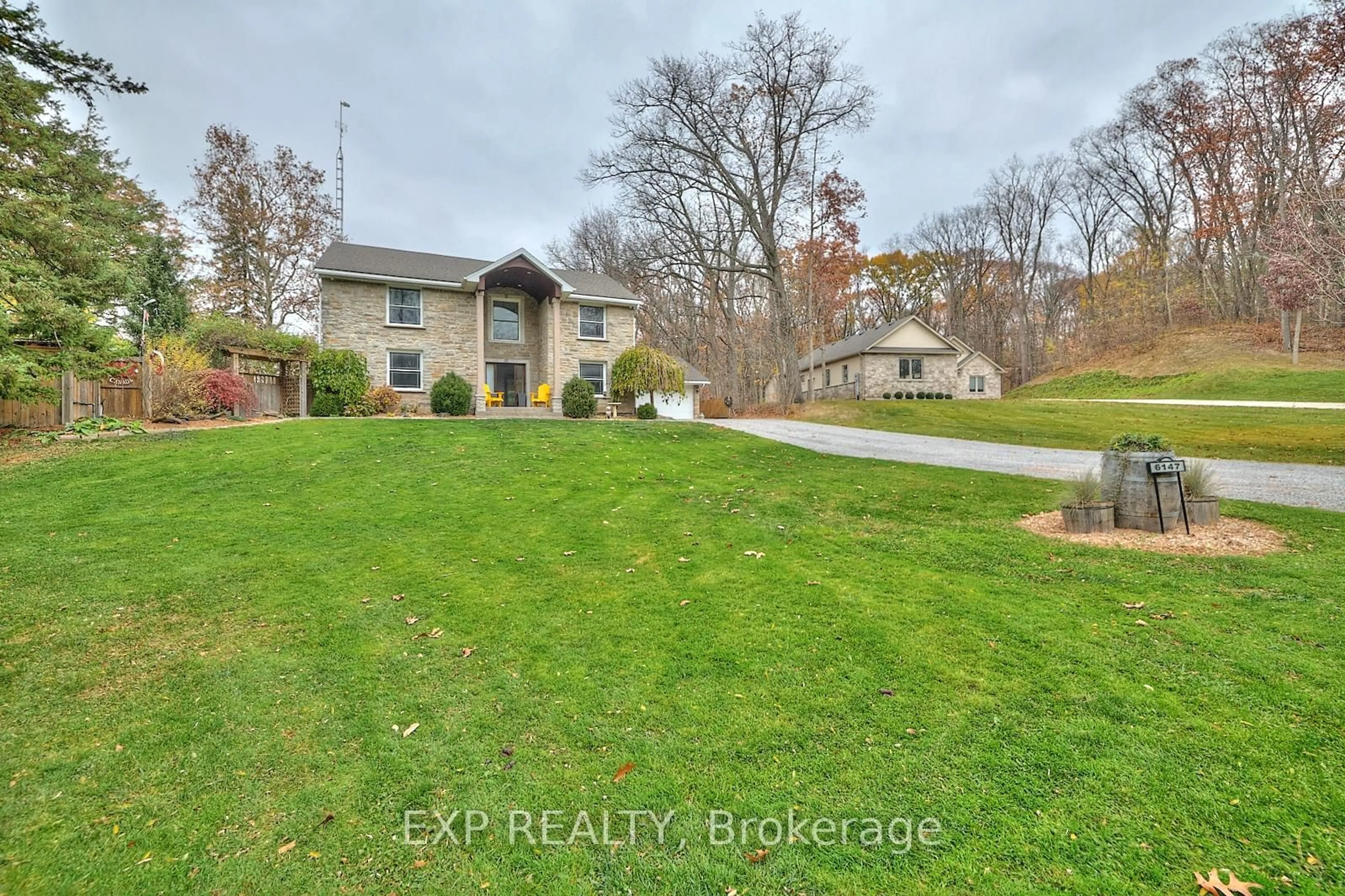 A pic from outside/outdoor area/front of a property/back of a property/a pic from drone, water/lake/river/ocean view for 6147 STAMFORD TOWNLINE Rd, Niagara-on-the-Lake Ontario L0S 1P0