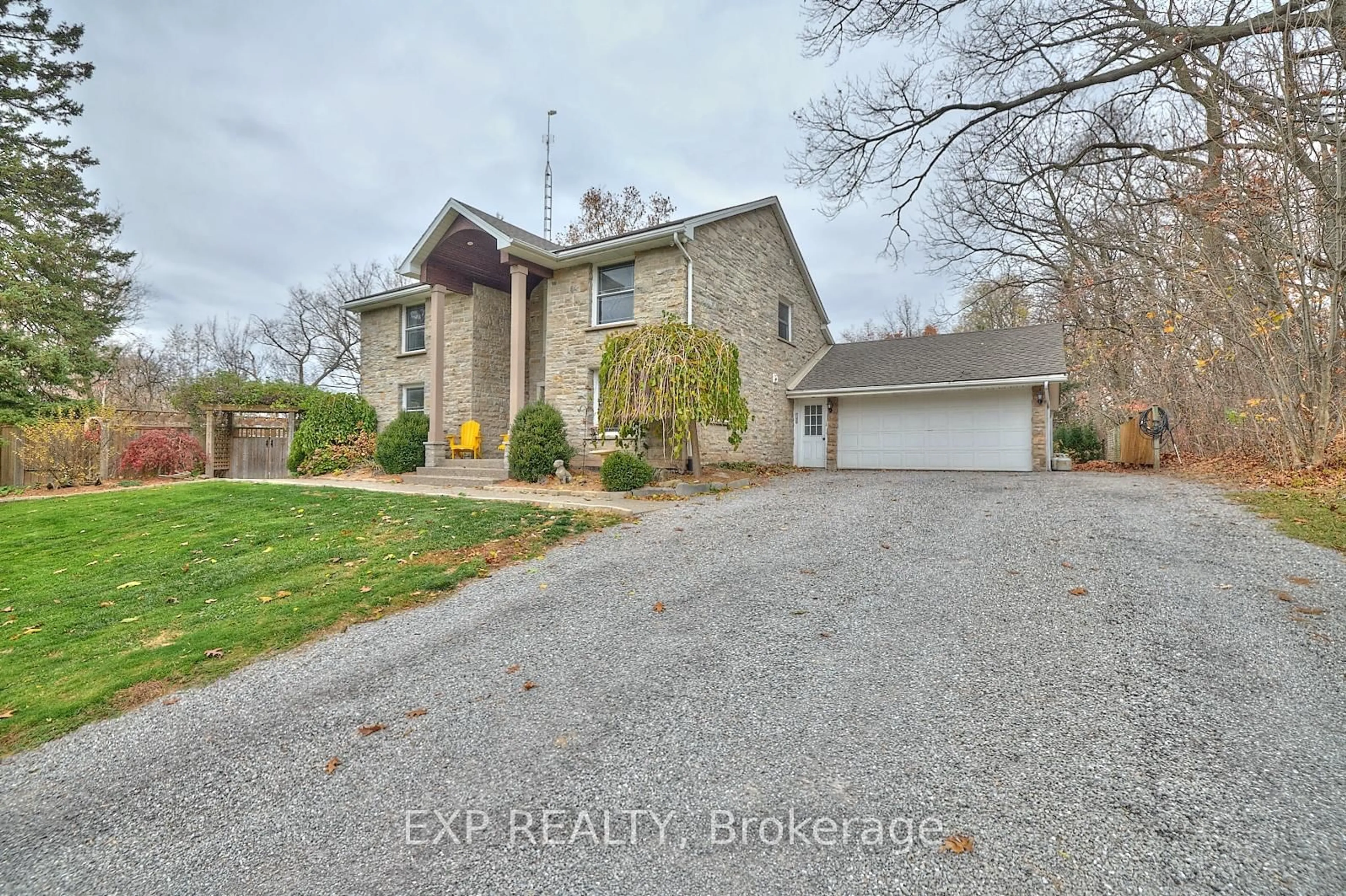 A pic from outside/outdoor area/front of a property/back of a property/a pic from drone, street for 6147 STAMFORD TOWNLINE Rd, Niagara-on-the-Lake Ontario L0S 1P0