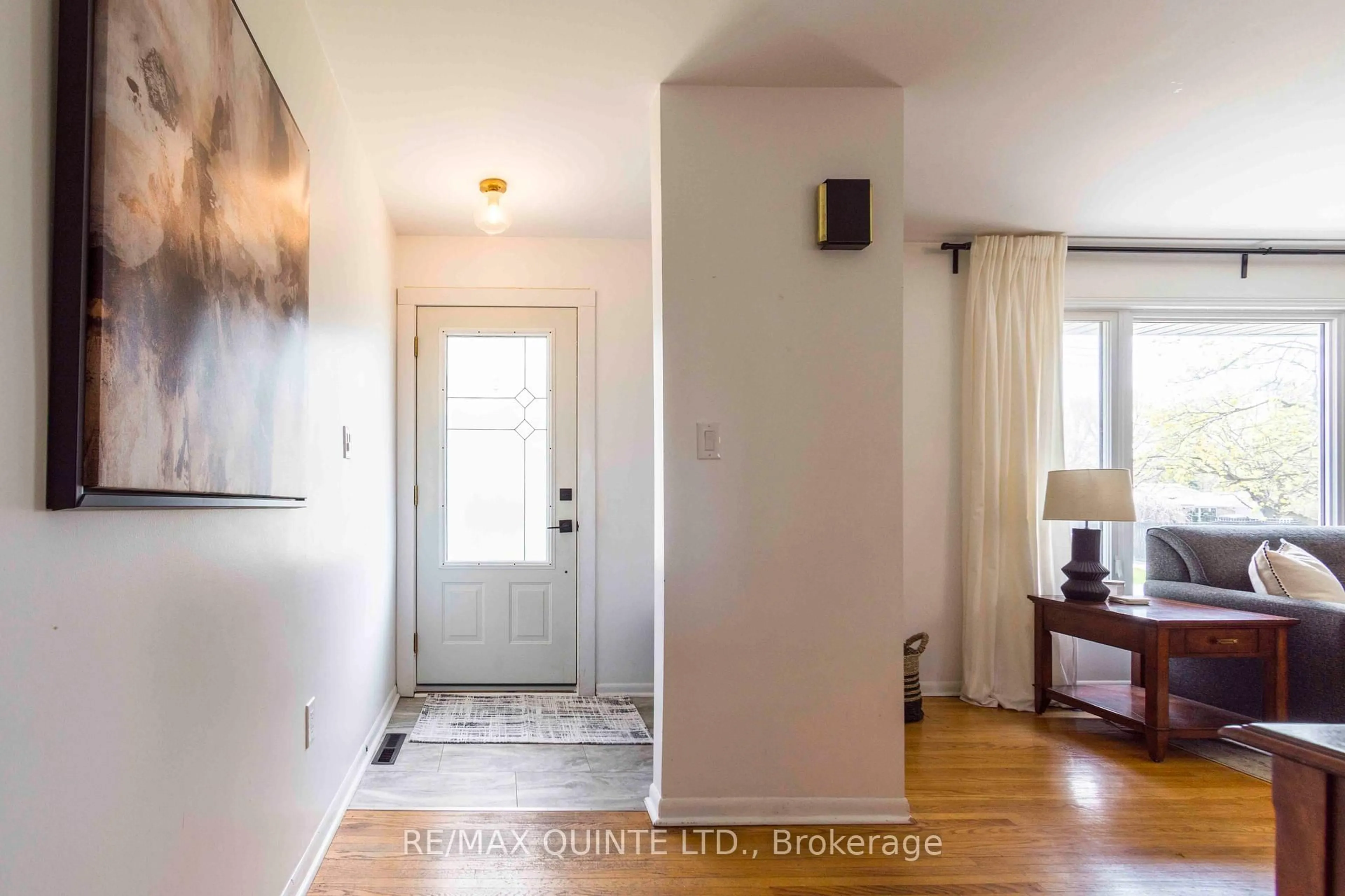 Indoor entryway for 108 Nisbet Ave, Belleville Ontario K8P 4B9