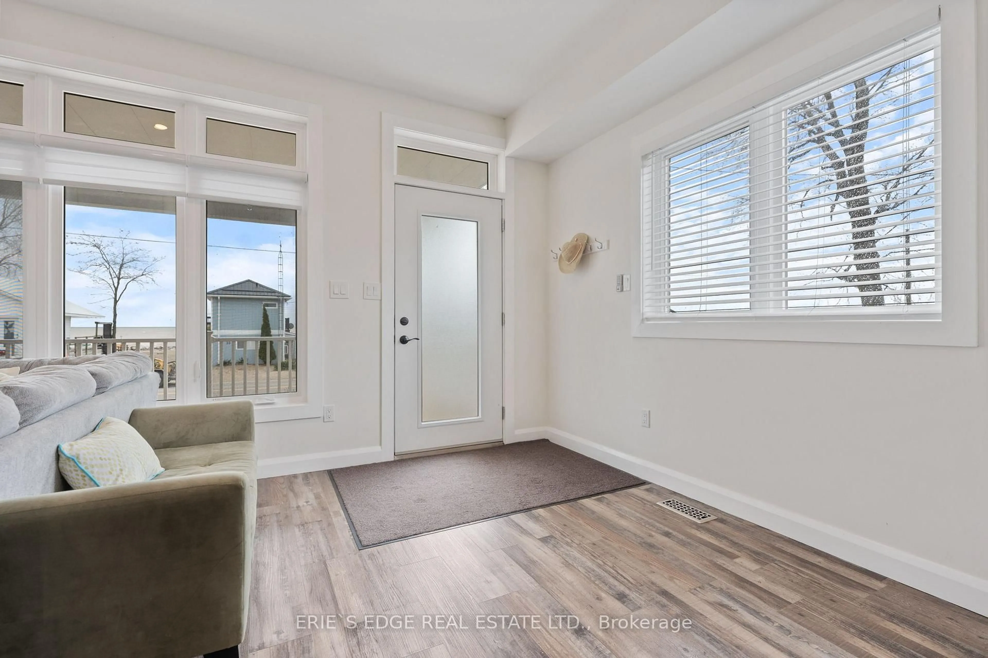 Indoor entryway for 24 Erie Blvd, Norfolk Ontario N0E 1M0