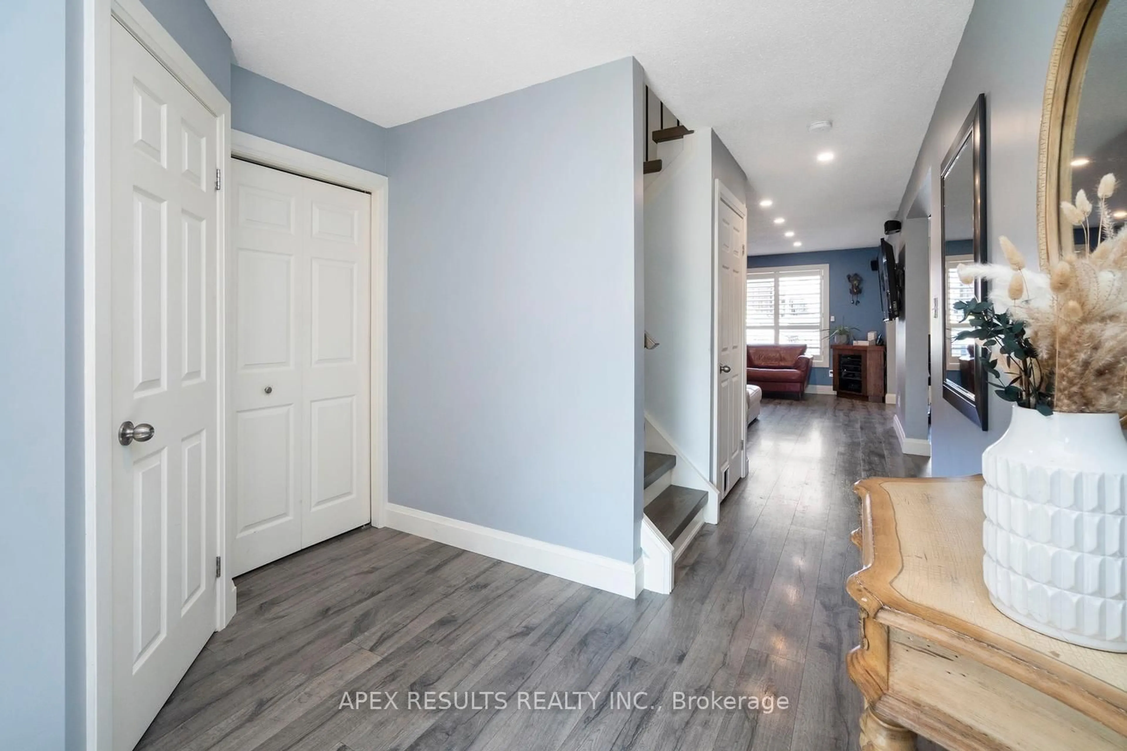 Indoor entryway for 20 MIDANBURY Way, Hamilton Ontario L0R 1W0