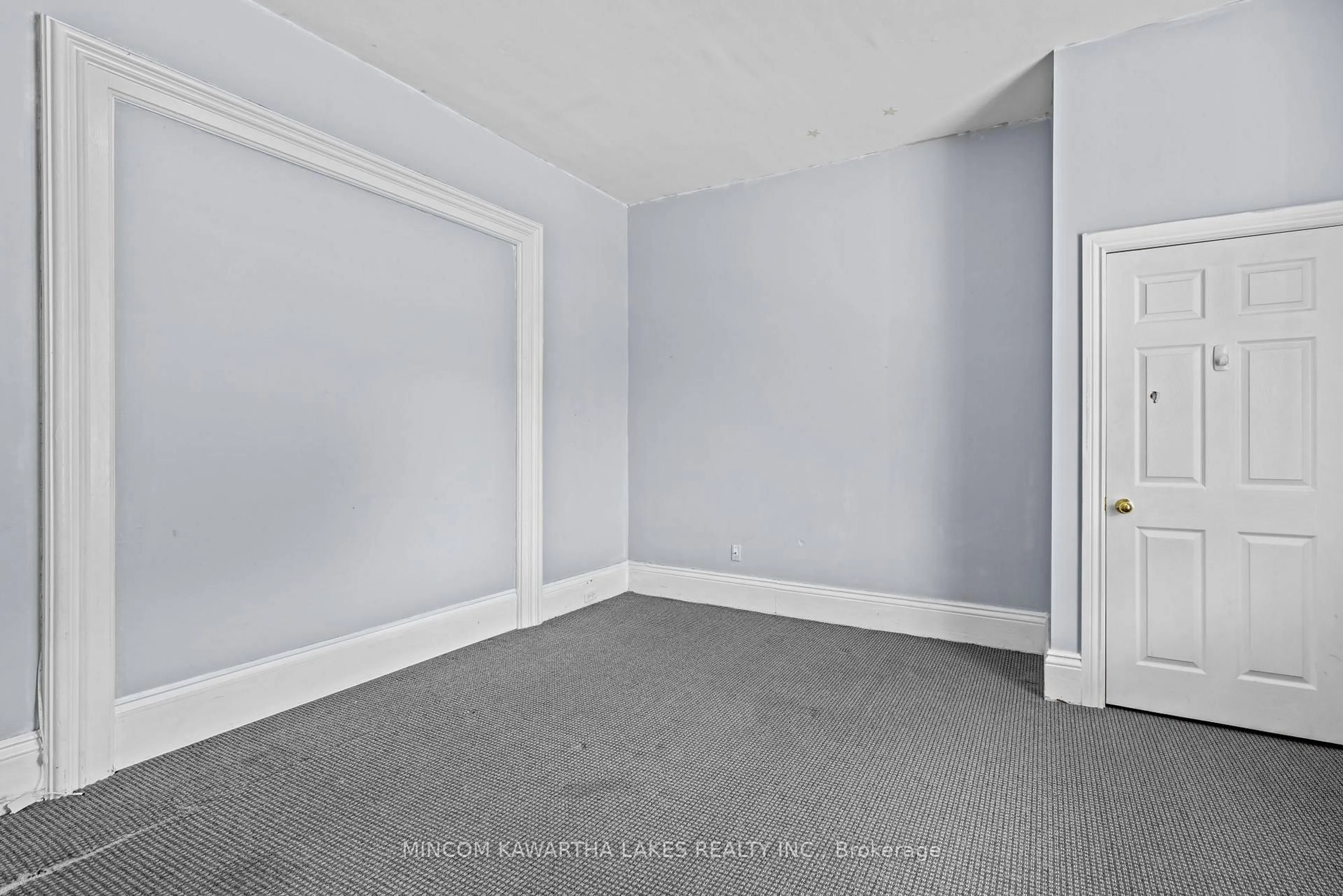 A pic of a room for 270 Sherbrooke St, Peterborough Central Ontario K9J 2N6
