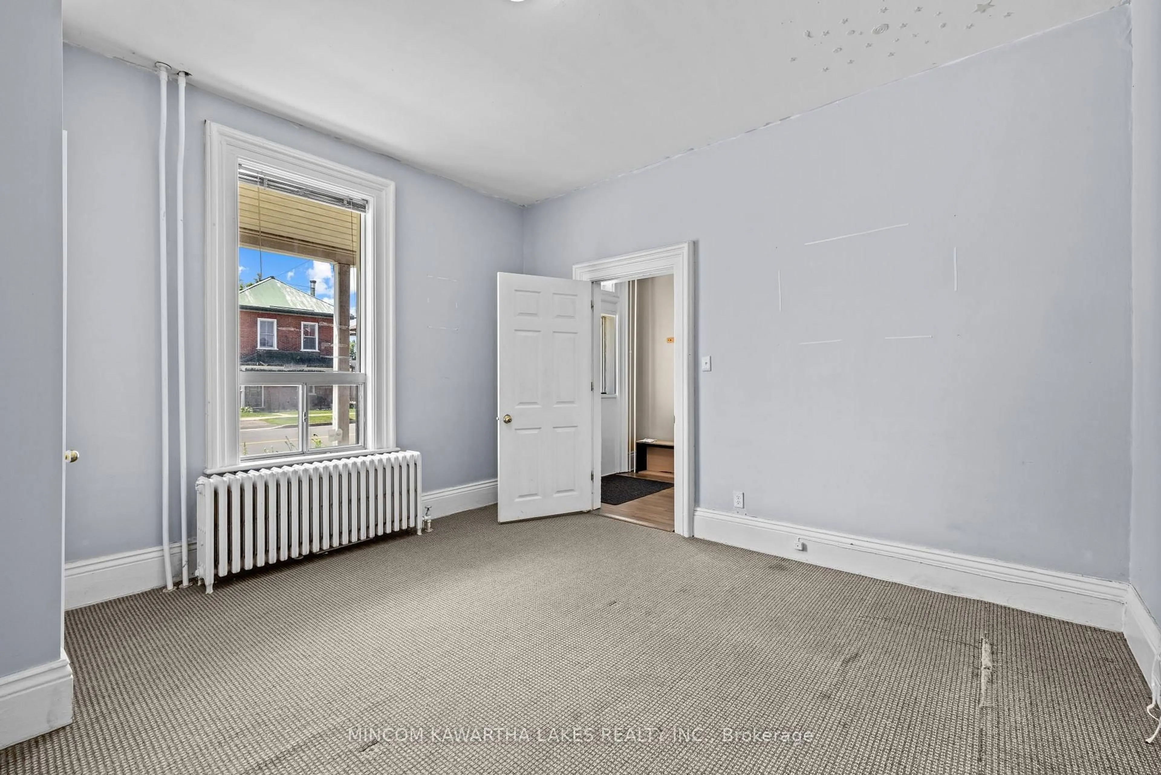 A pic of a room for 270 Sherbrooke St, Peterborough Central Ontario K9J 2N6