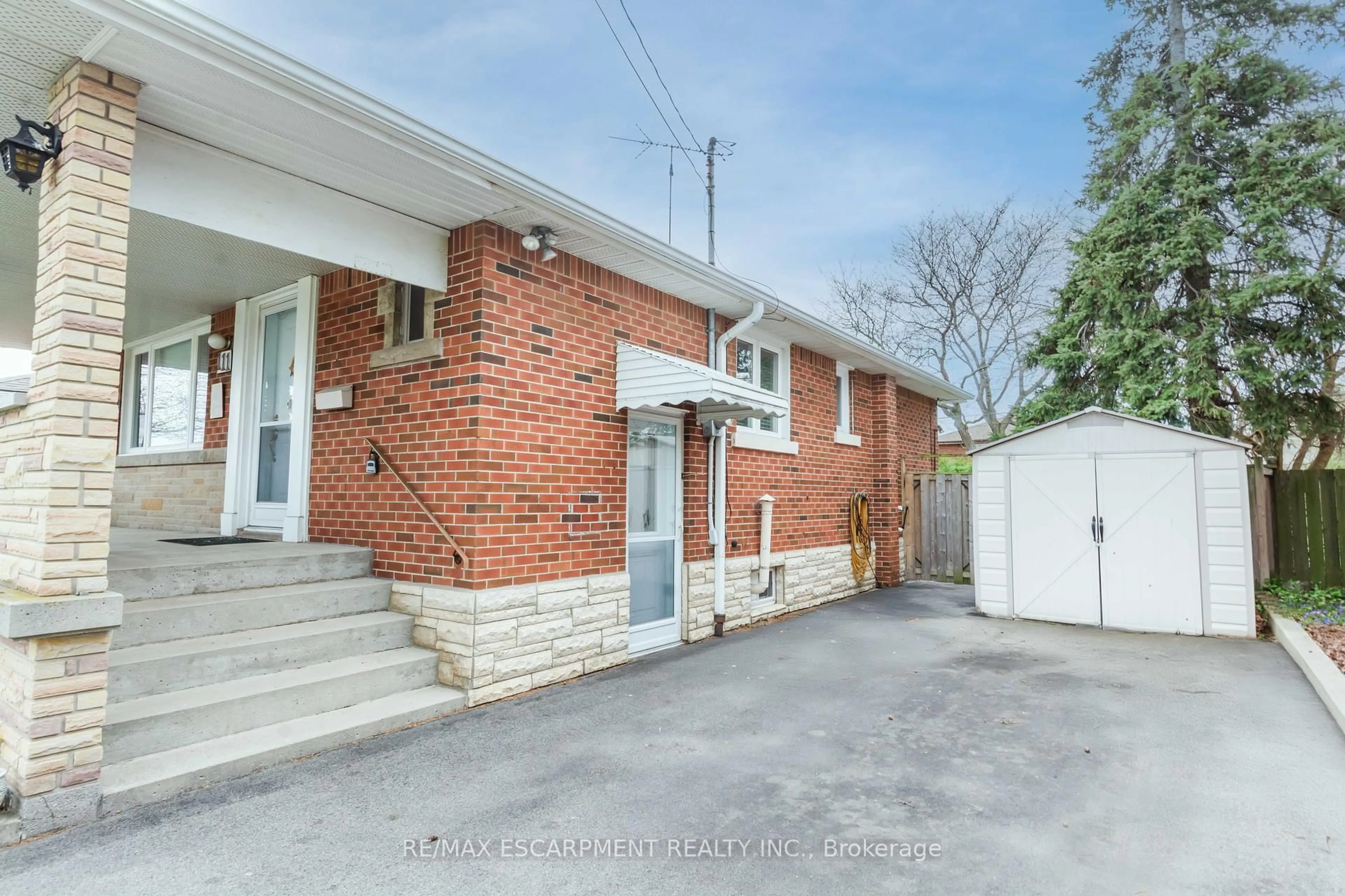 A pic from outside/outdoor area/front of a property/back of a property/a pic from drone, street for 111 Castlefield Dr, Hamilton Ontario L8T 3R1