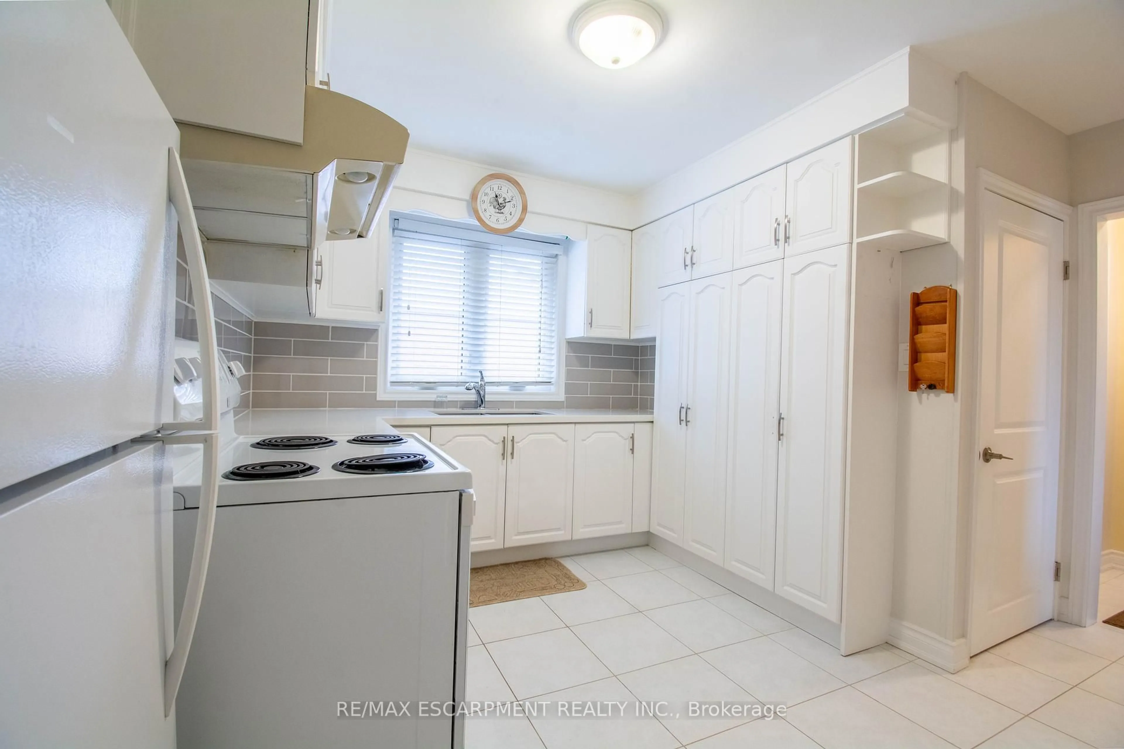 Standard kitchen, ceramic/tile floor for 111 Castlefield Dr, Hamilton Ontario L8T 3R1